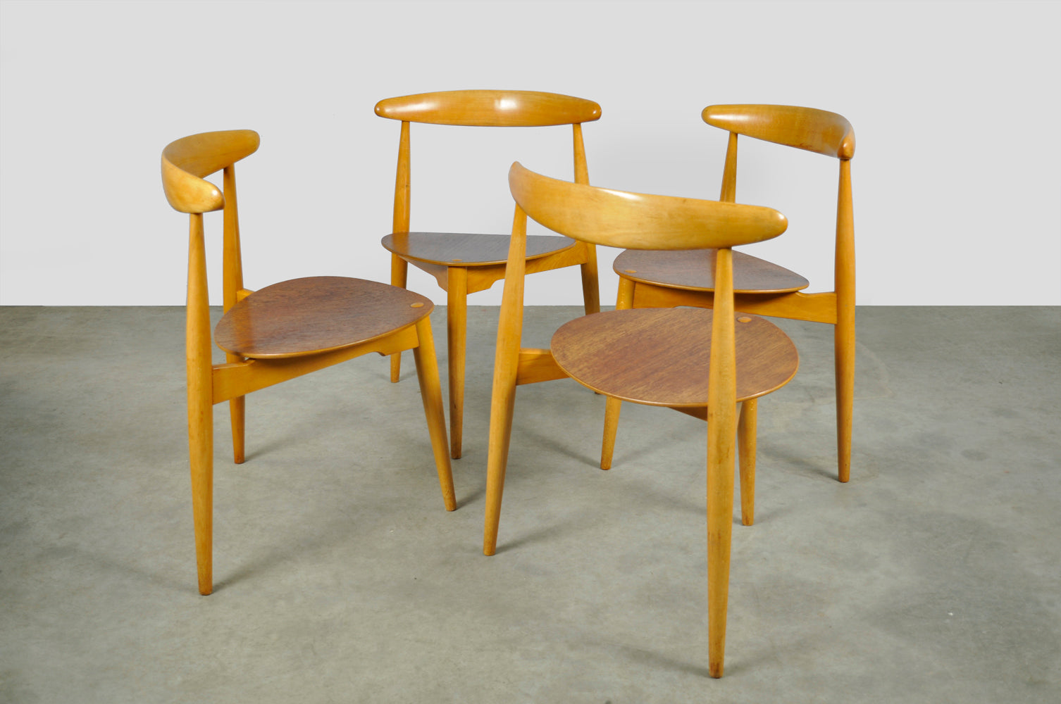 Set_of_4_Beech_&_teak_dining_chairs,_by_Hans_J._Wegner_&_Fritz_Hansen,_Denmark_1950s