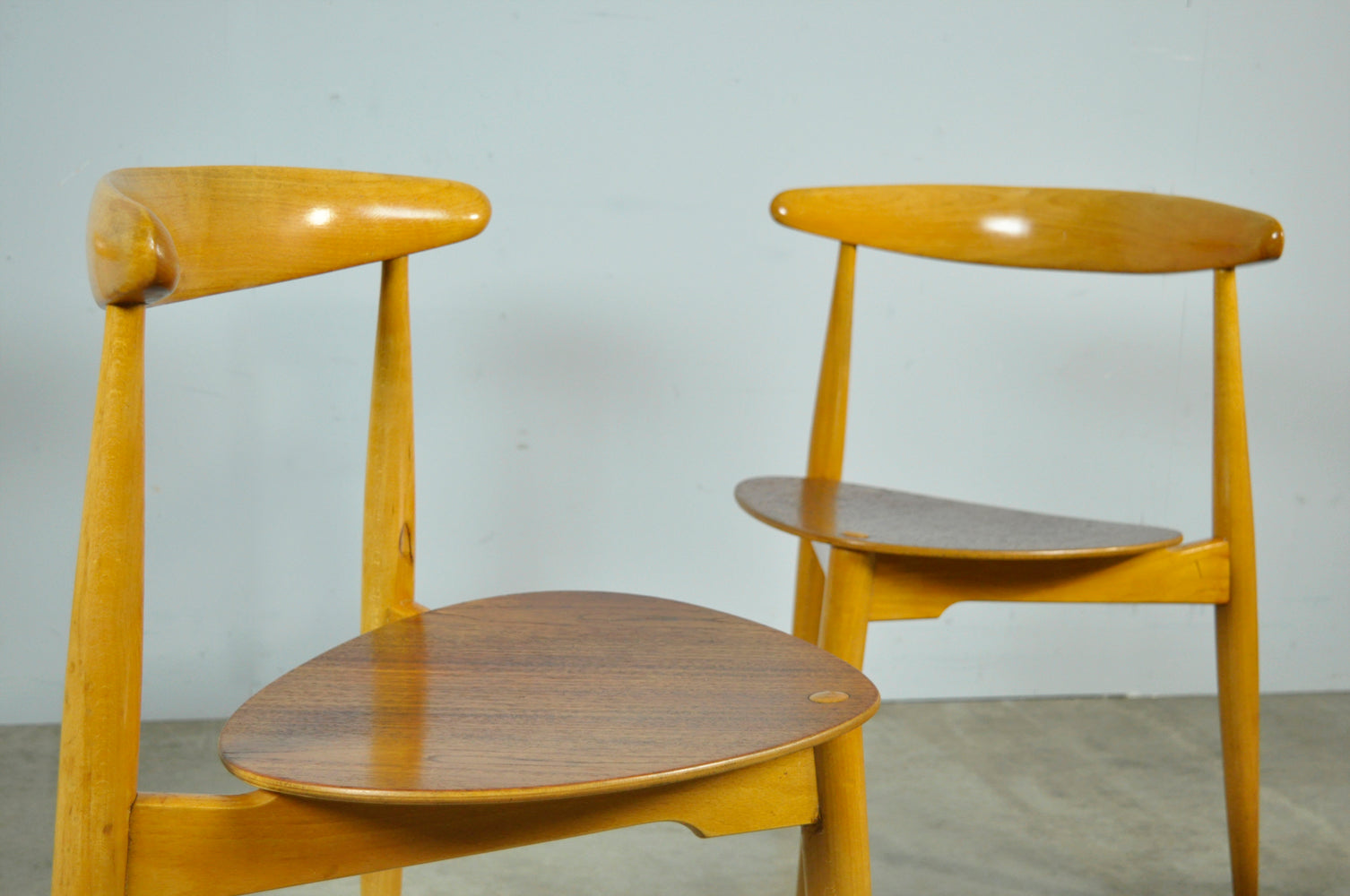 Set_of_4_Beech_&_teak_dining_chairs,_by_Hans_J._Wegner_&_Fritz_Hansen,_Denmark_1950s