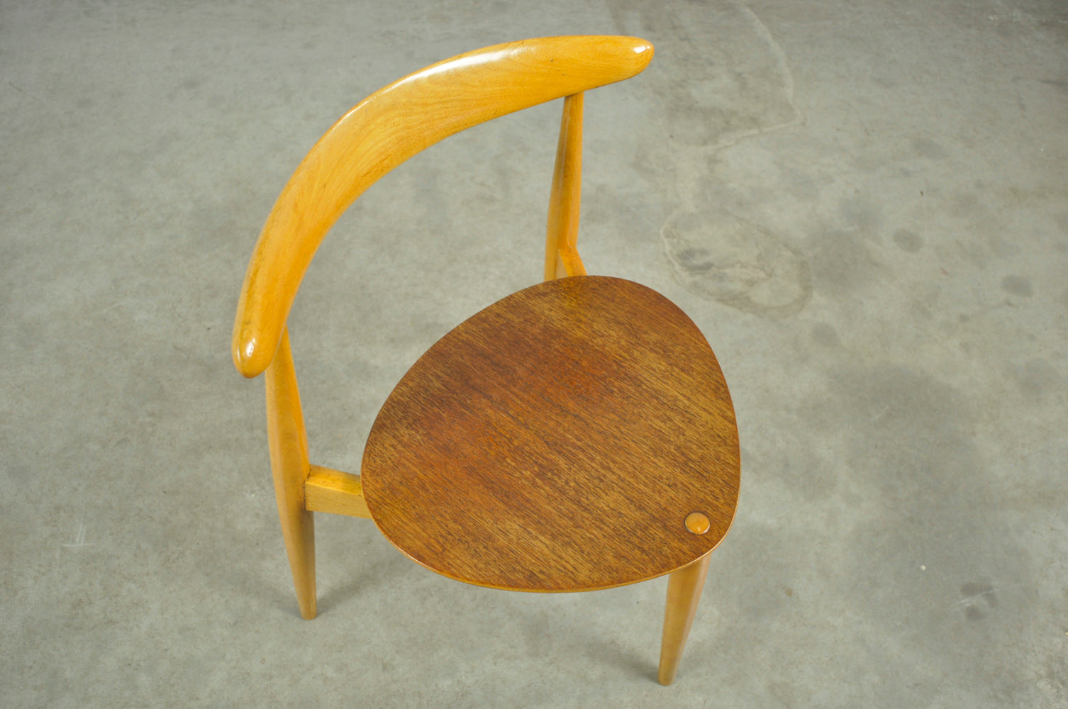 Set_of_4_Beech_&_teak_dining_chairs,_by_Hans_J._Wegner_&_Fritz_Hansen,_Denmark_1950s