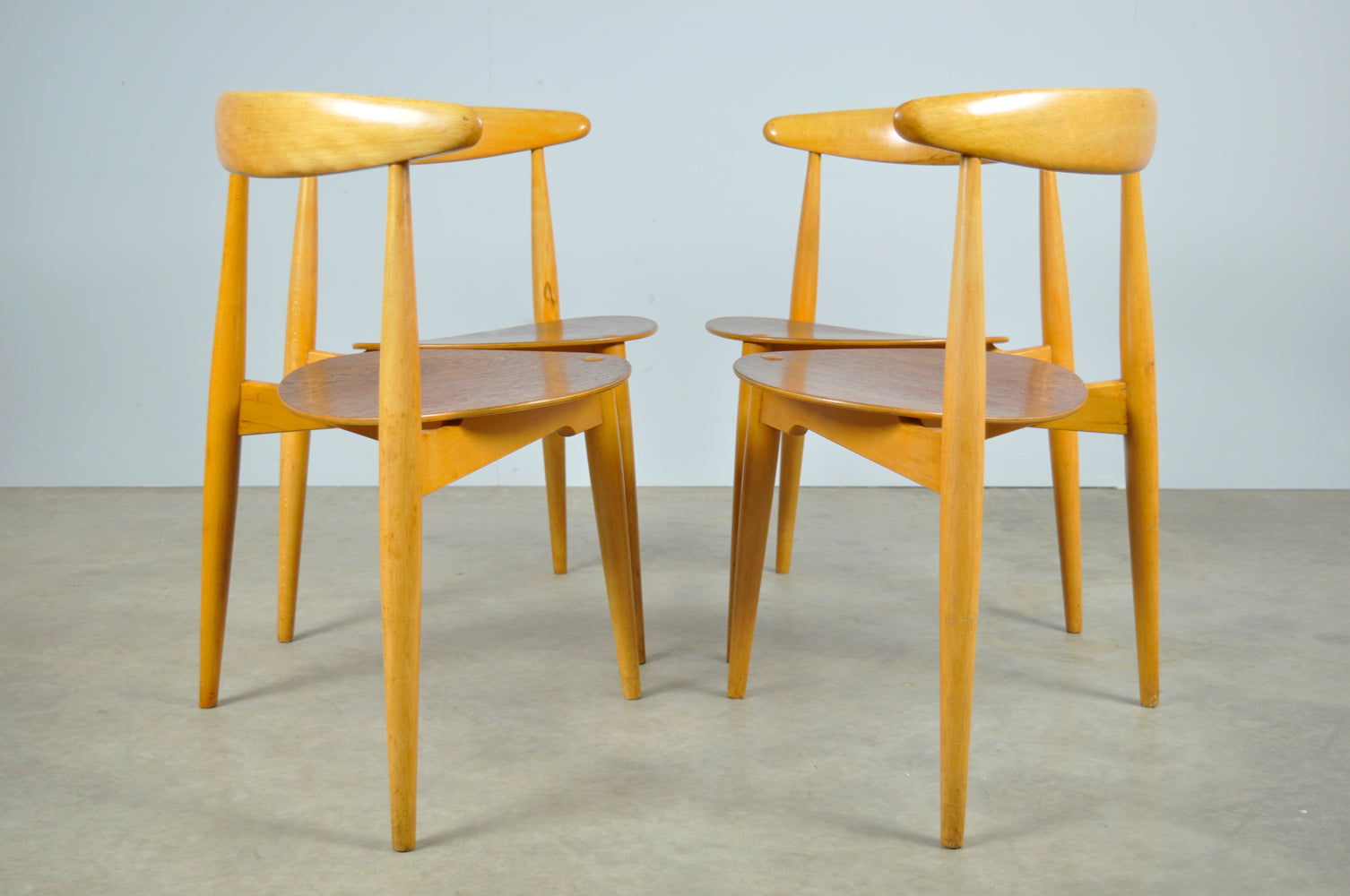 Set_of_4_Beech_&_teak_dining_chairs,_by_Hans_J._Wegner_&_Fritz_Hansen,_Denmark_1950s