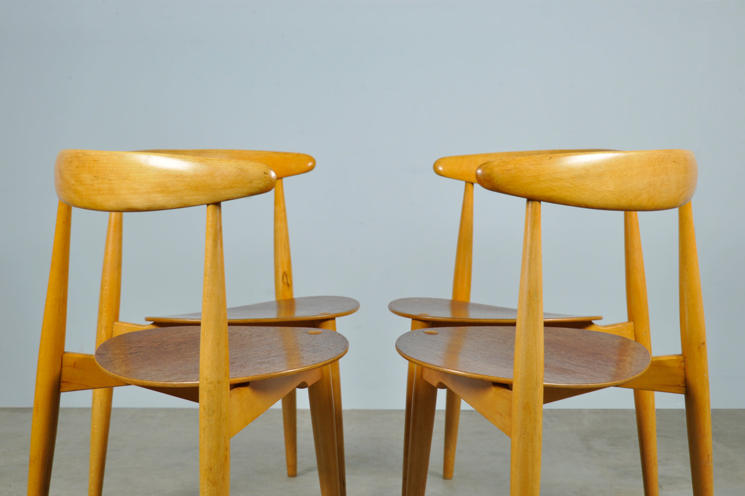 Set_of_4_Beech_&_teak_dining_chairs,_by_Hans_J._Wegner_&_Fritz_Hansen,_Denmark_1950s