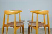 Set_of_4_Beech_&_teak_dining_chairs,_by_Hans_J._Wegner_&_Fritz_Hansen,_Denmark_1950s