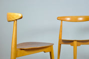 Set_of_4_Beech_&_teak_dining_chairs,_by_Hans_J._Wegner_&_Fritz_Hansen,_Denmark_1950s