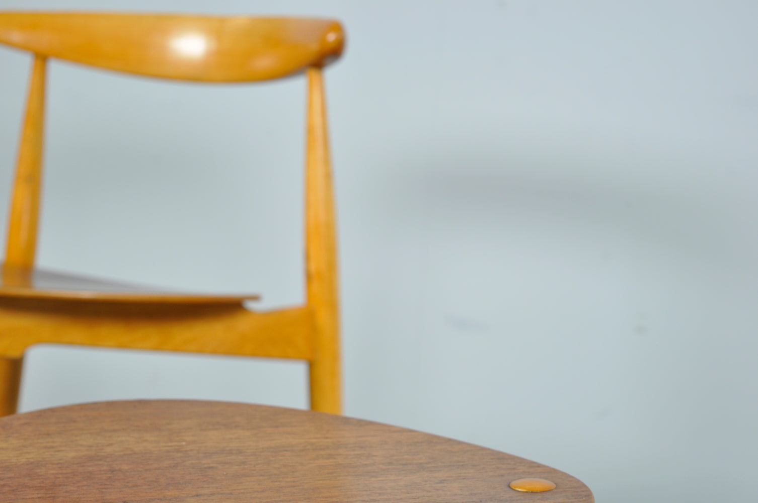 Set_of_4_Beech_&_teak_dining_chairs,_by_Hans_J._Wegner_&_Fritz_Hansen,_Denmark_1950s