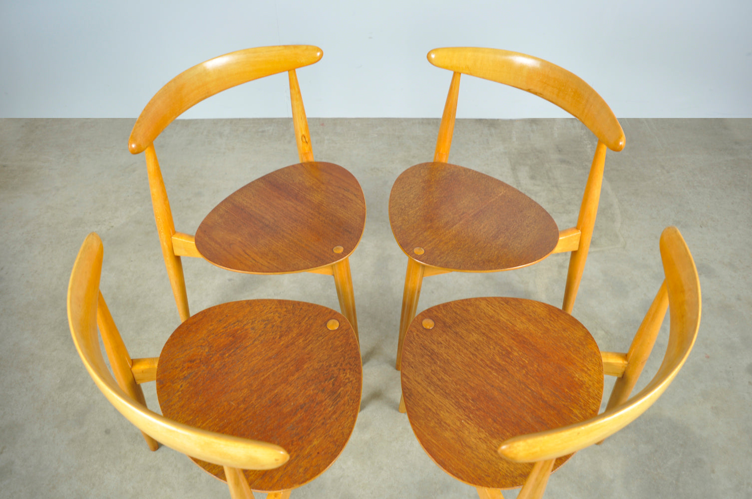 Set_of_4_Beech_&_teak_dining_chairs,_by_Hans_J._Wegner_&_Fritz_Hansen,_Denmark_1950s