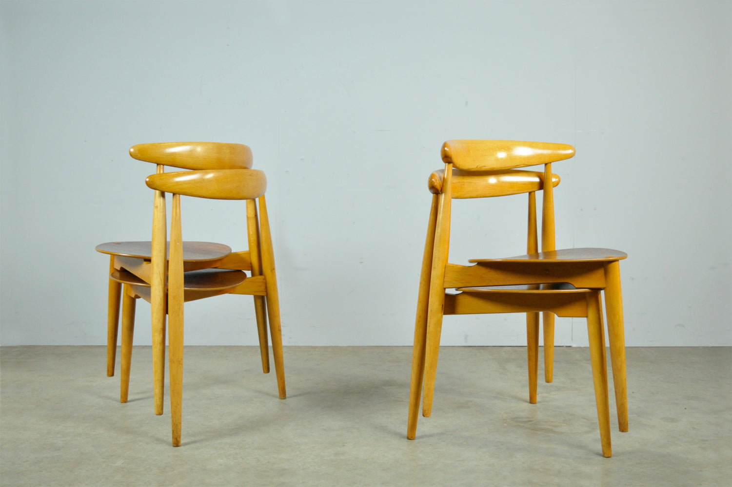 Set_of_4_Beech_&_teak_dining_chairs,_by_Hans_J._Wegner_&_Fritz_Hansen,_Denmark_1950s