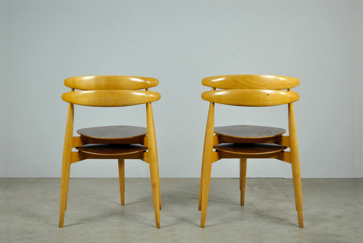 Set_of_4_Beech_&_teak_dining_chairs,_by_Hans_J._Wegner_&_Fritz_Hansen,_Denmark_1950s