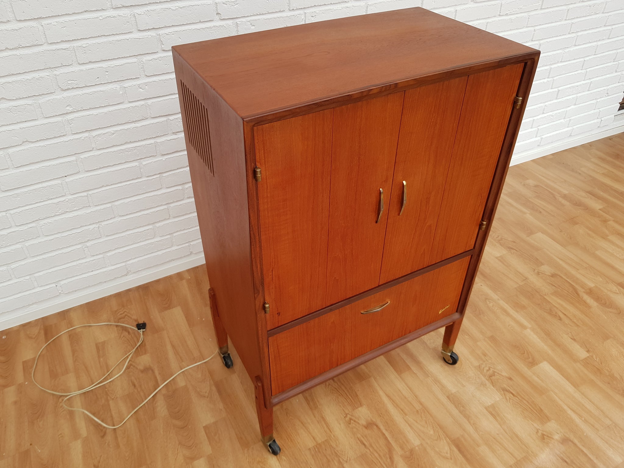 Bella_Vista_TV_Cabinet_with_Gramophone_and_Radio_by_Eltra_1960_Denmark