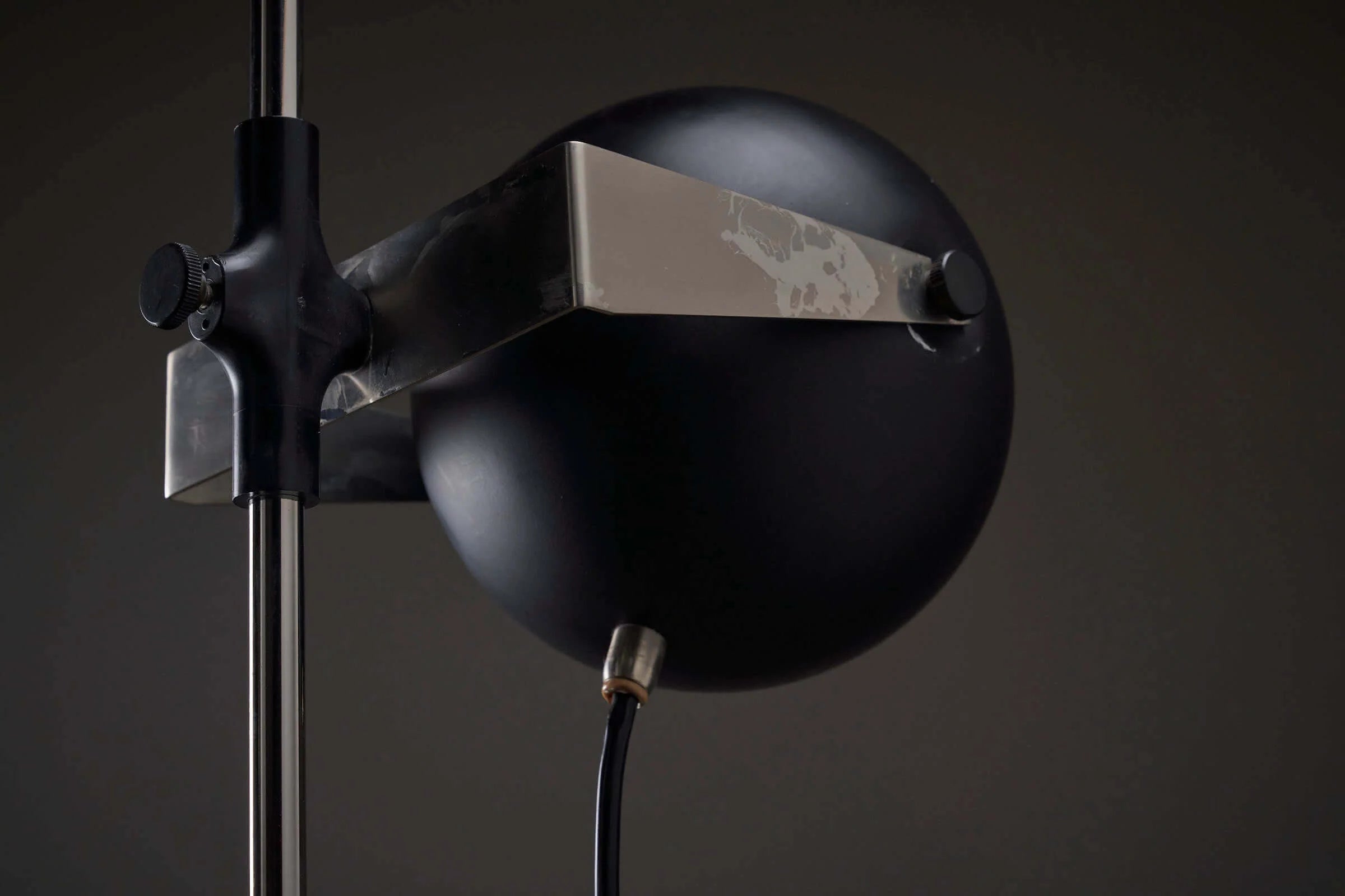 Black_Sphere_Floor_Lamp,_Metal,_Europe
