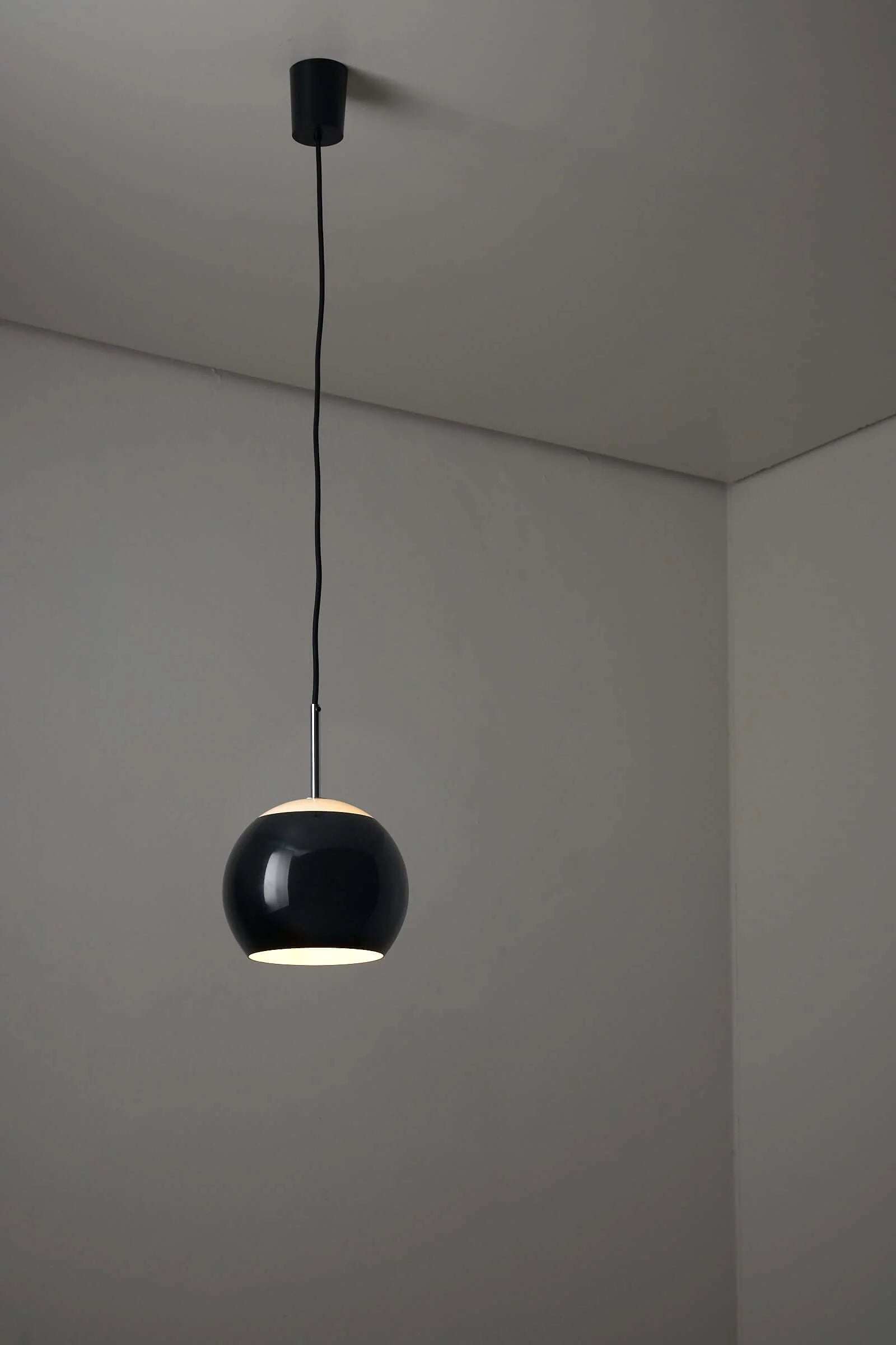 Black_Sphere_Pendant_Lamp,_Cosack,_Plexiglass,_1970s,_Germany