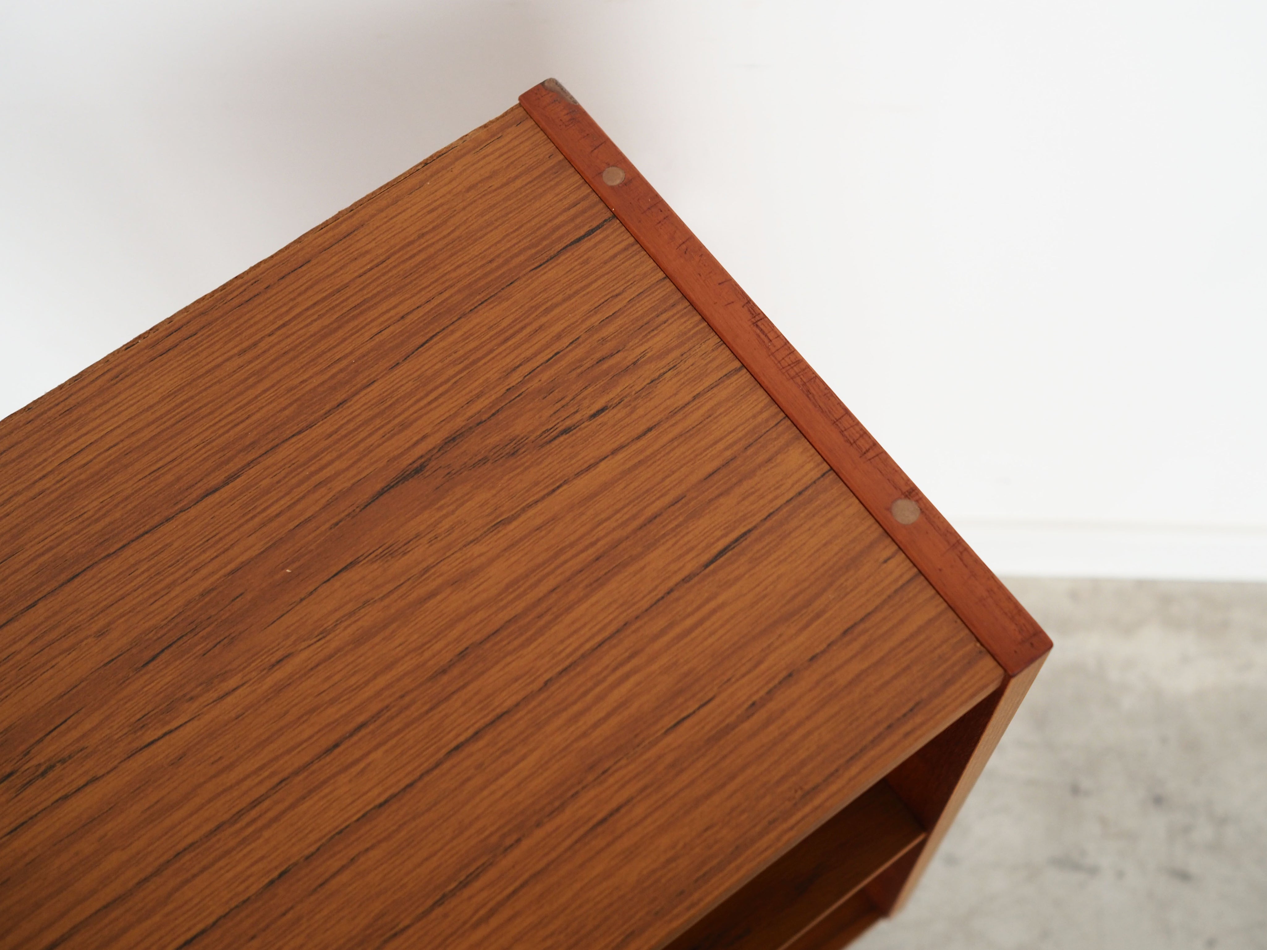 bookcase_Danish_in_design_from_1970s
