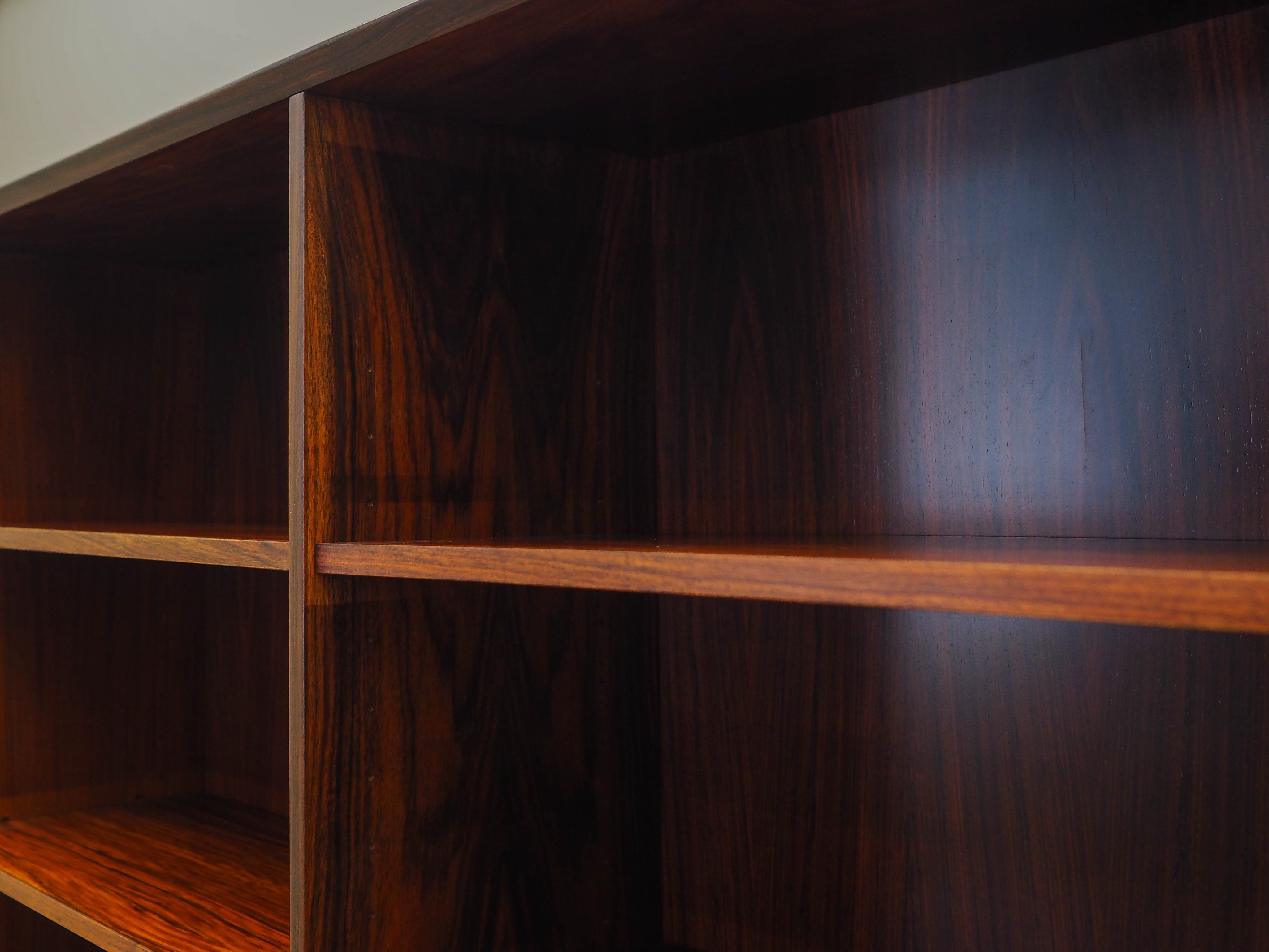 1970s_Rosewood_Bookcase_by_Hundevad_with_Adjustable_Shelves,_Denmark