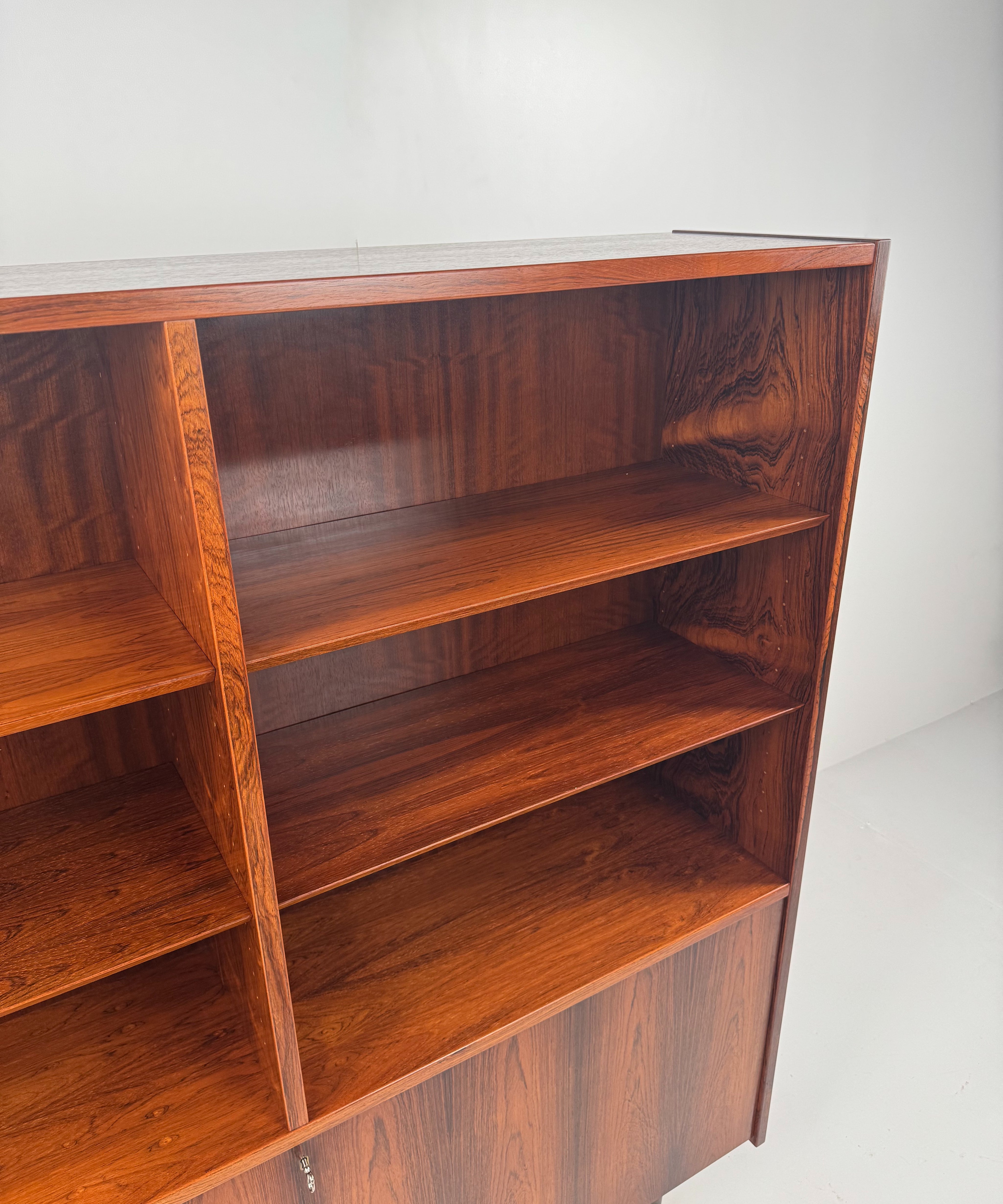 Rosewood_Bookcase_by_Poul_Hundevad_for_Poul_Hundevad_Møbler,_Denmark,_1960s