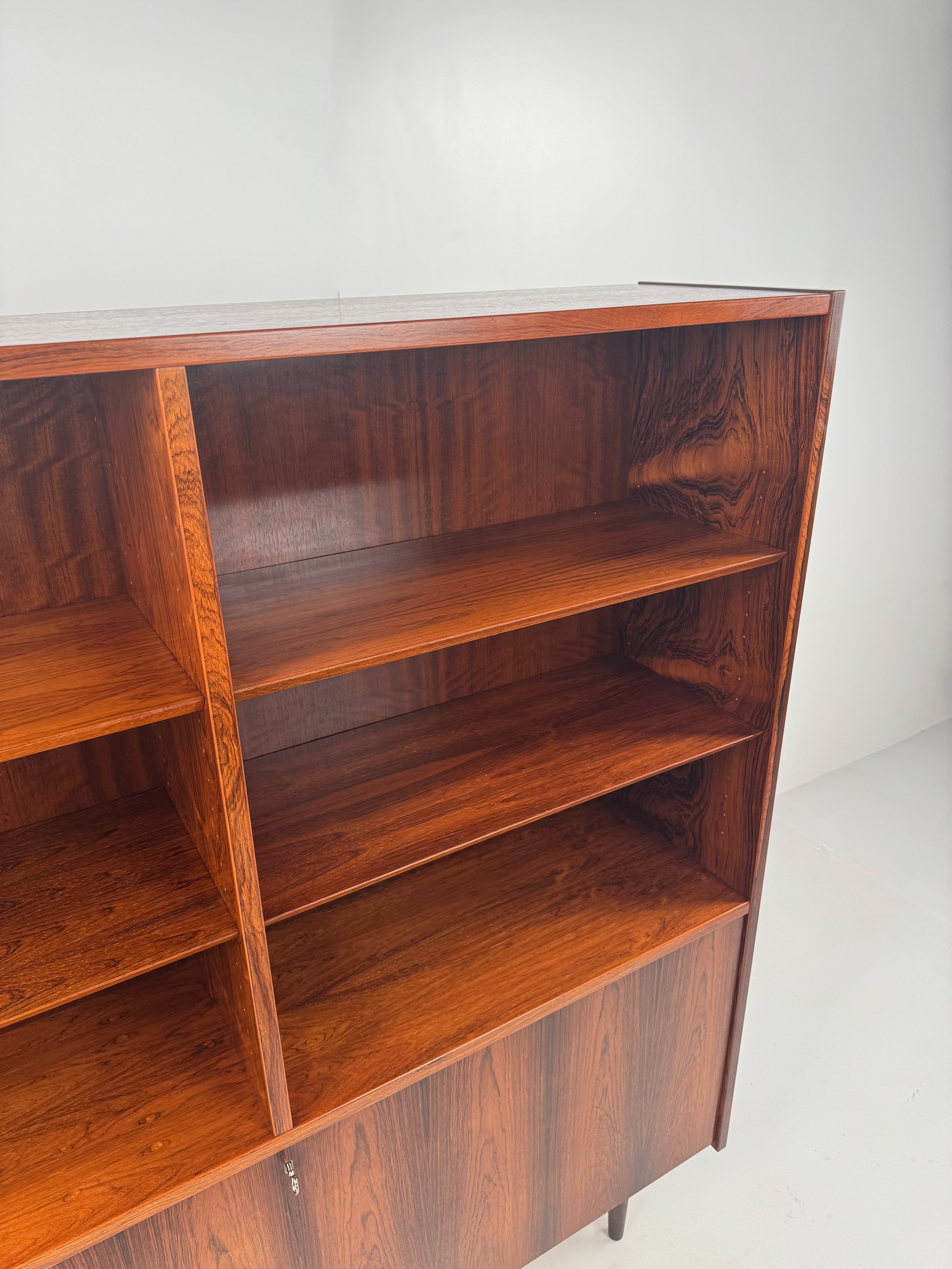 Rosewood_Bookcase_by_Poul_Hundevad_for_Poul_Hundevad_Møbler,_Denmark,_1960s