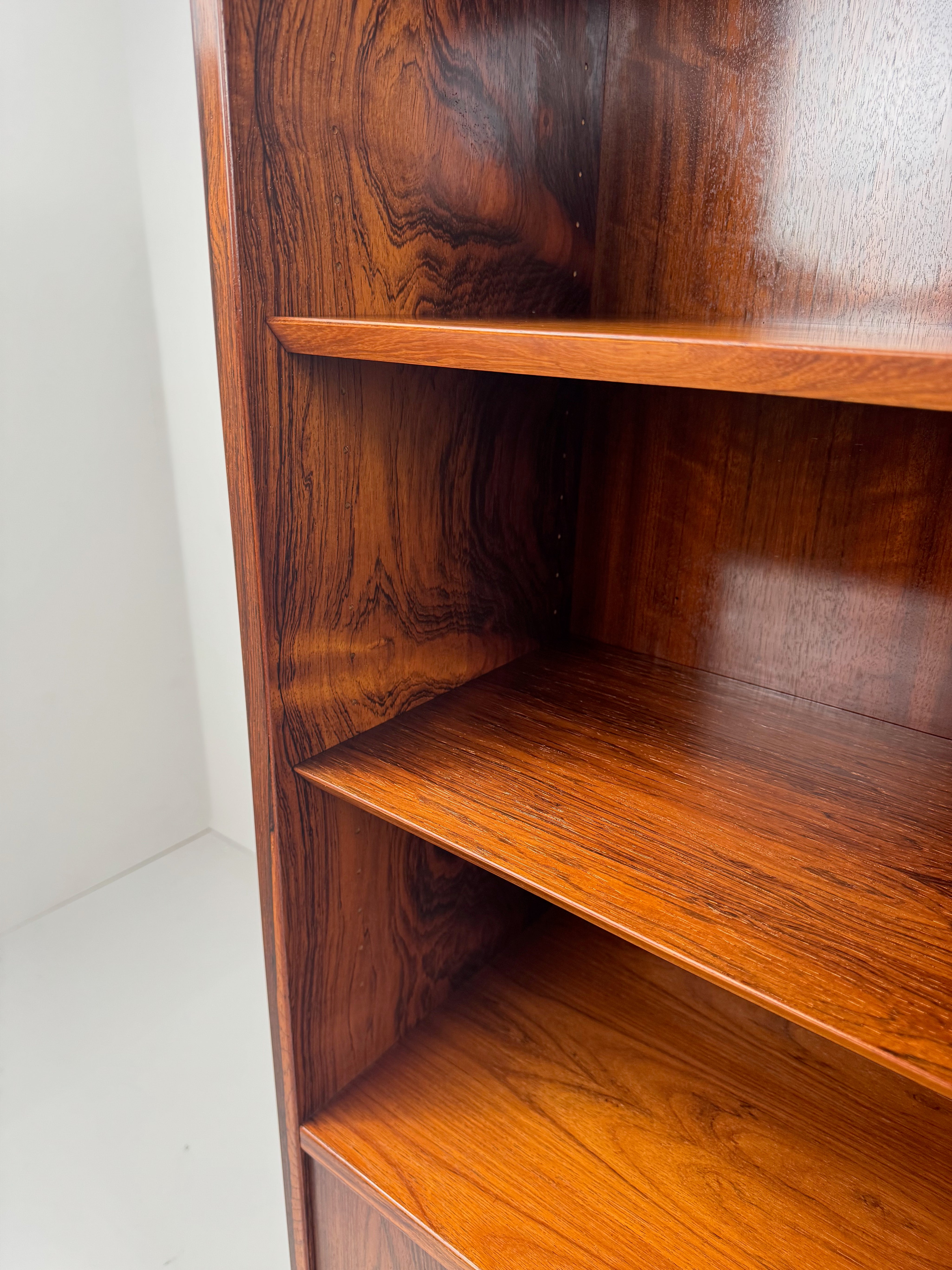 Rosewood_Bookcase_by_Poul_Hundevad_for_Poul_Hundevad_Møbler,_Denmark,_1960s