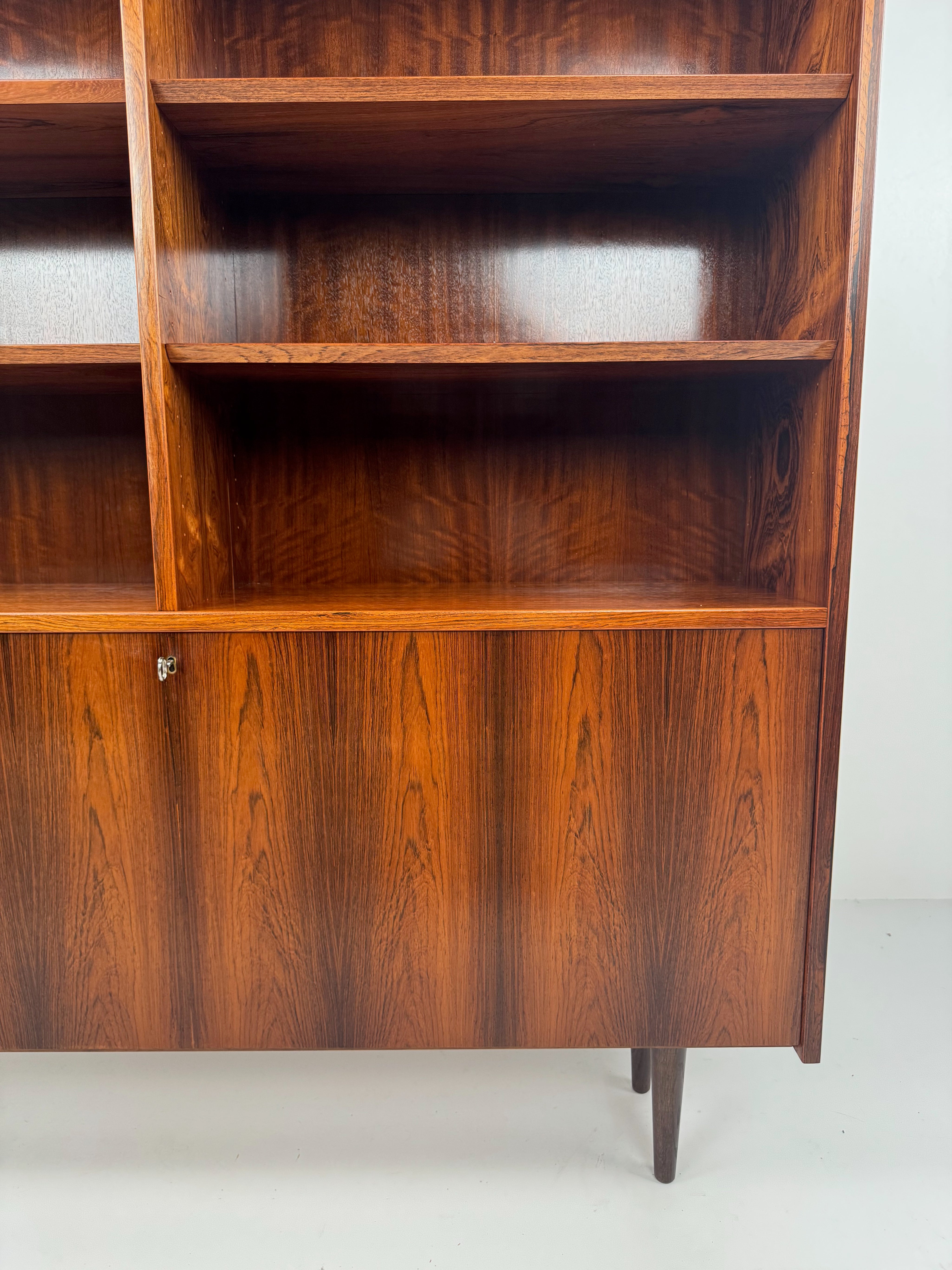 Rosewood_Bookcase_by_Poul_Hundevad_for_Poul_Hundevad_Møbler,_Denmark,_1960s