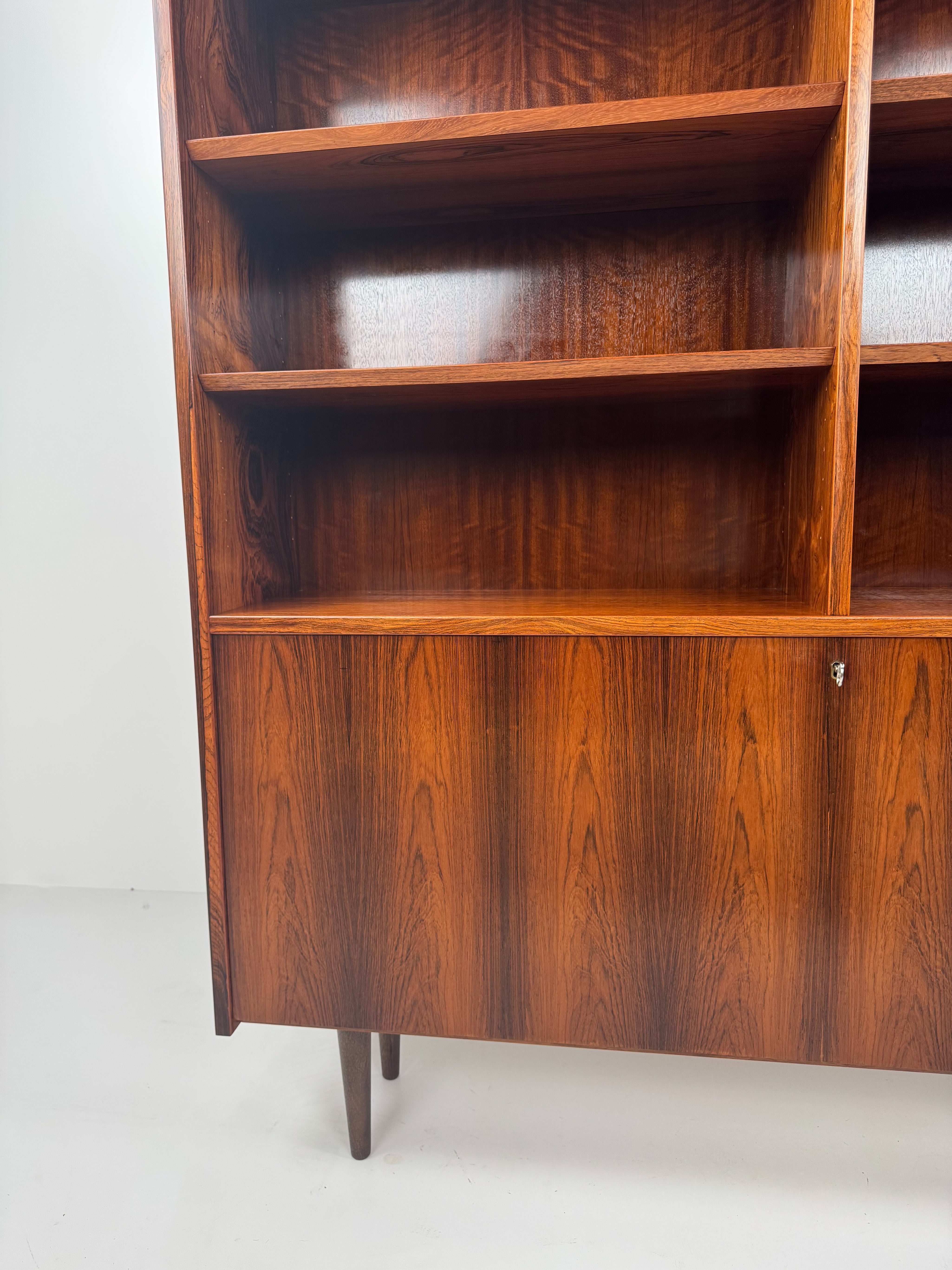 Rosewood_Bookcase_by_Poul_Hundevad_for_Poul_Hundevad_Møbler,_Denmark,_1960s