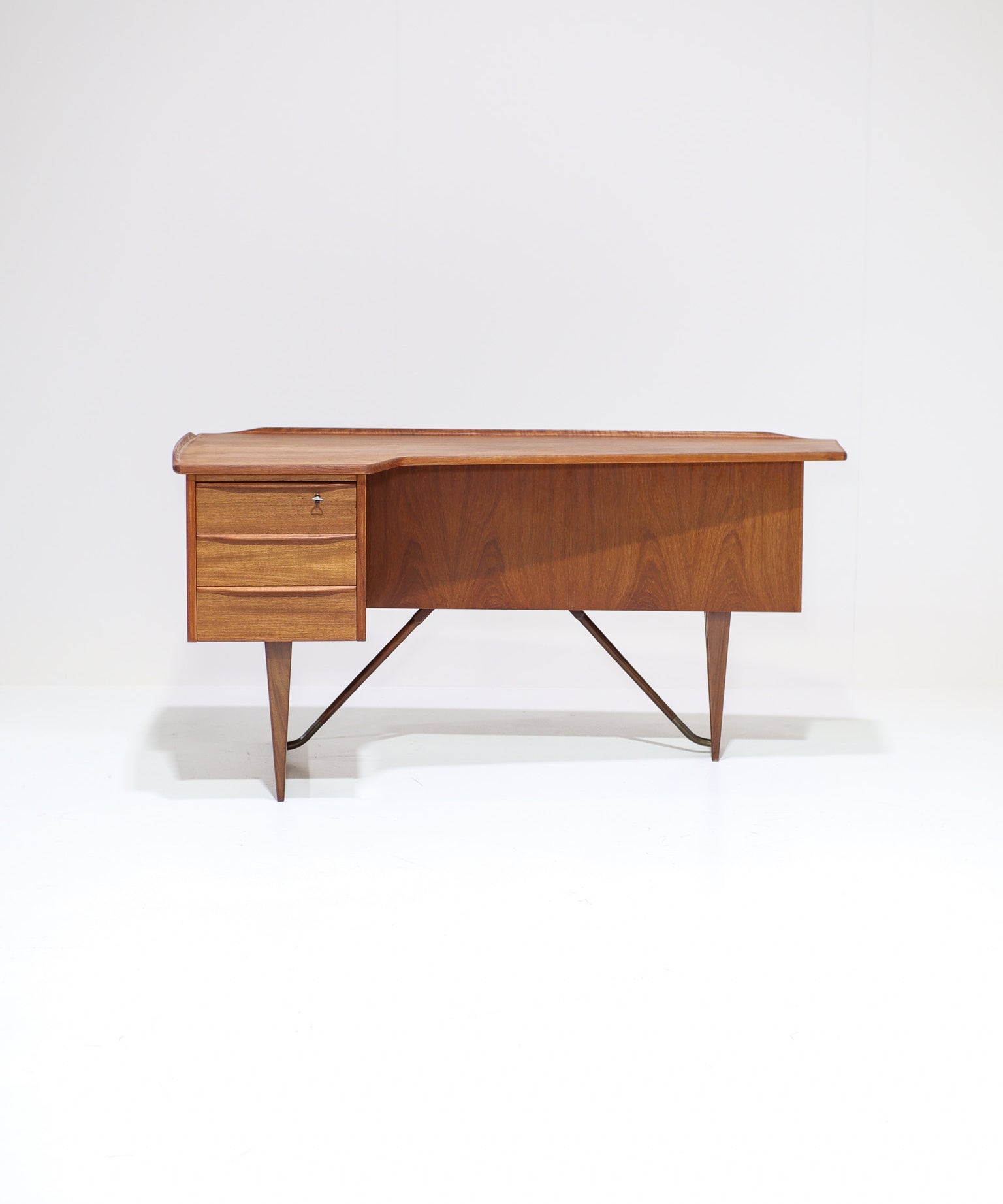 Boomerang_freestanding_desk_Peter_Løvig_Nilsen