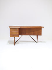 Boomerang_freestanding_desk_Peter_Løvig_Nilsen