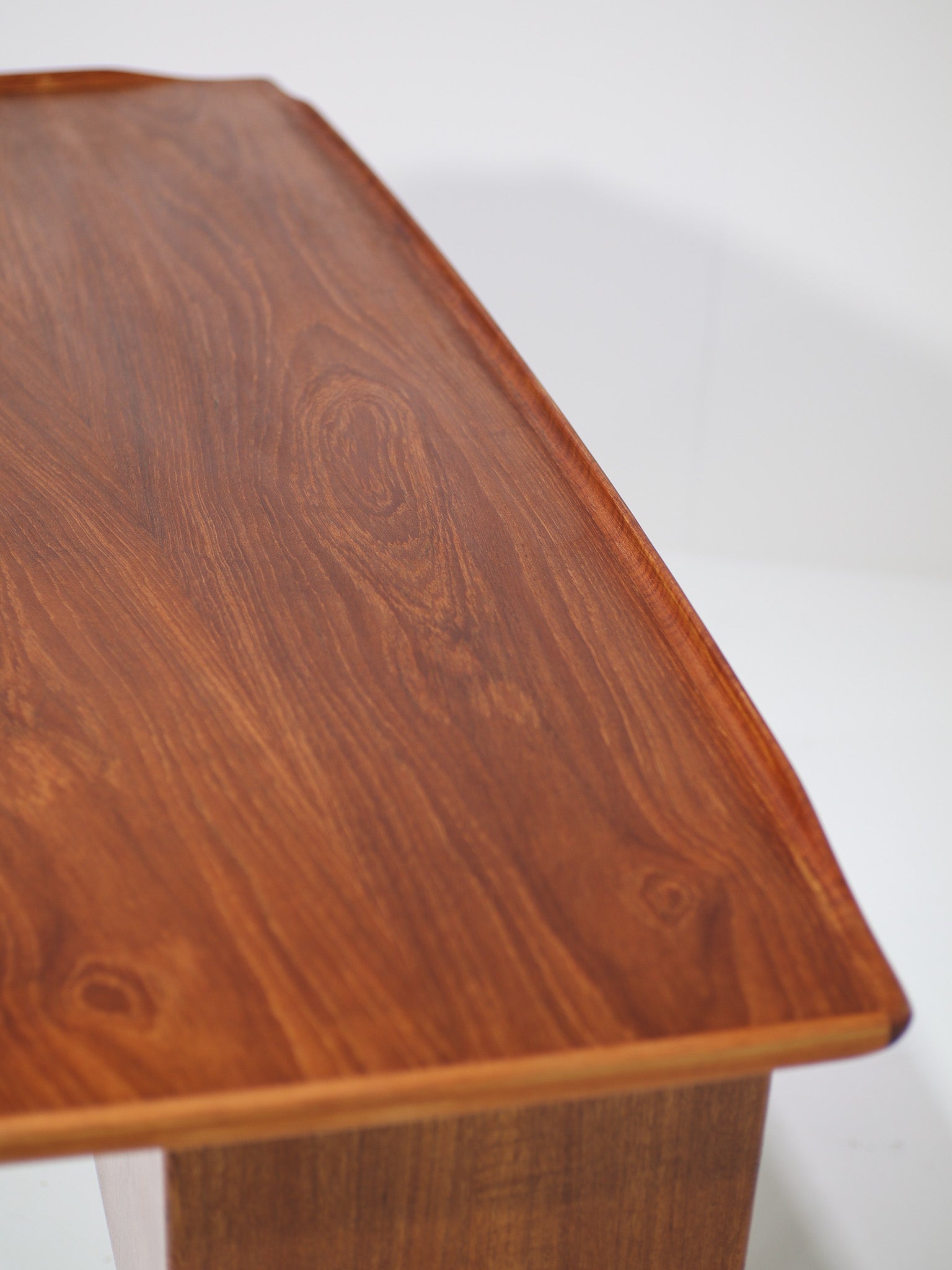 Boomerang_freestanding_desk_Peter_Løvig_Nilsen