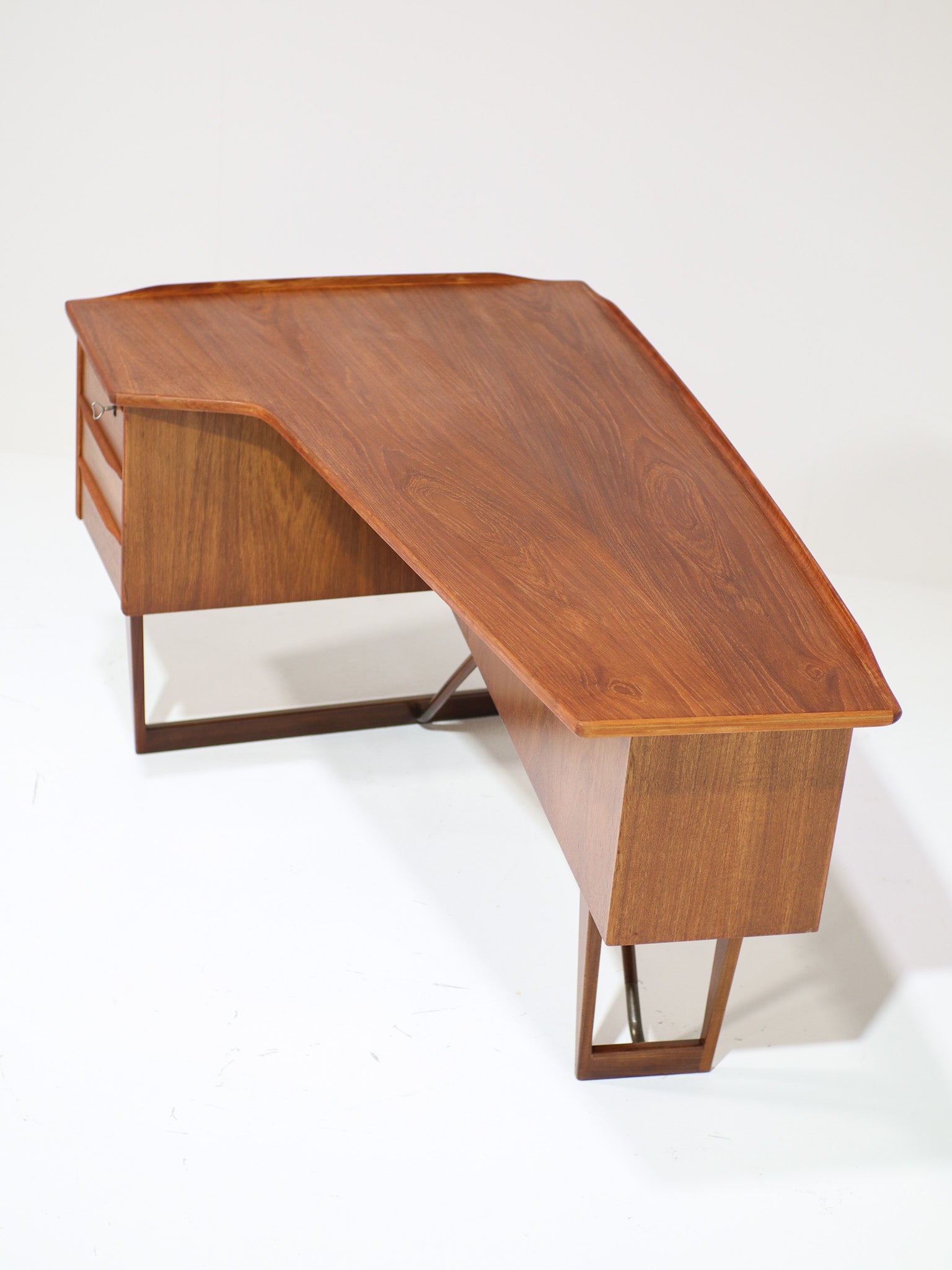 Boomerang_freestanding_desk_Peter_Løvig_Nilsen