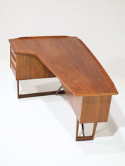 Boomerang_freestanding_desk_Peter_Løvig_Nilsen