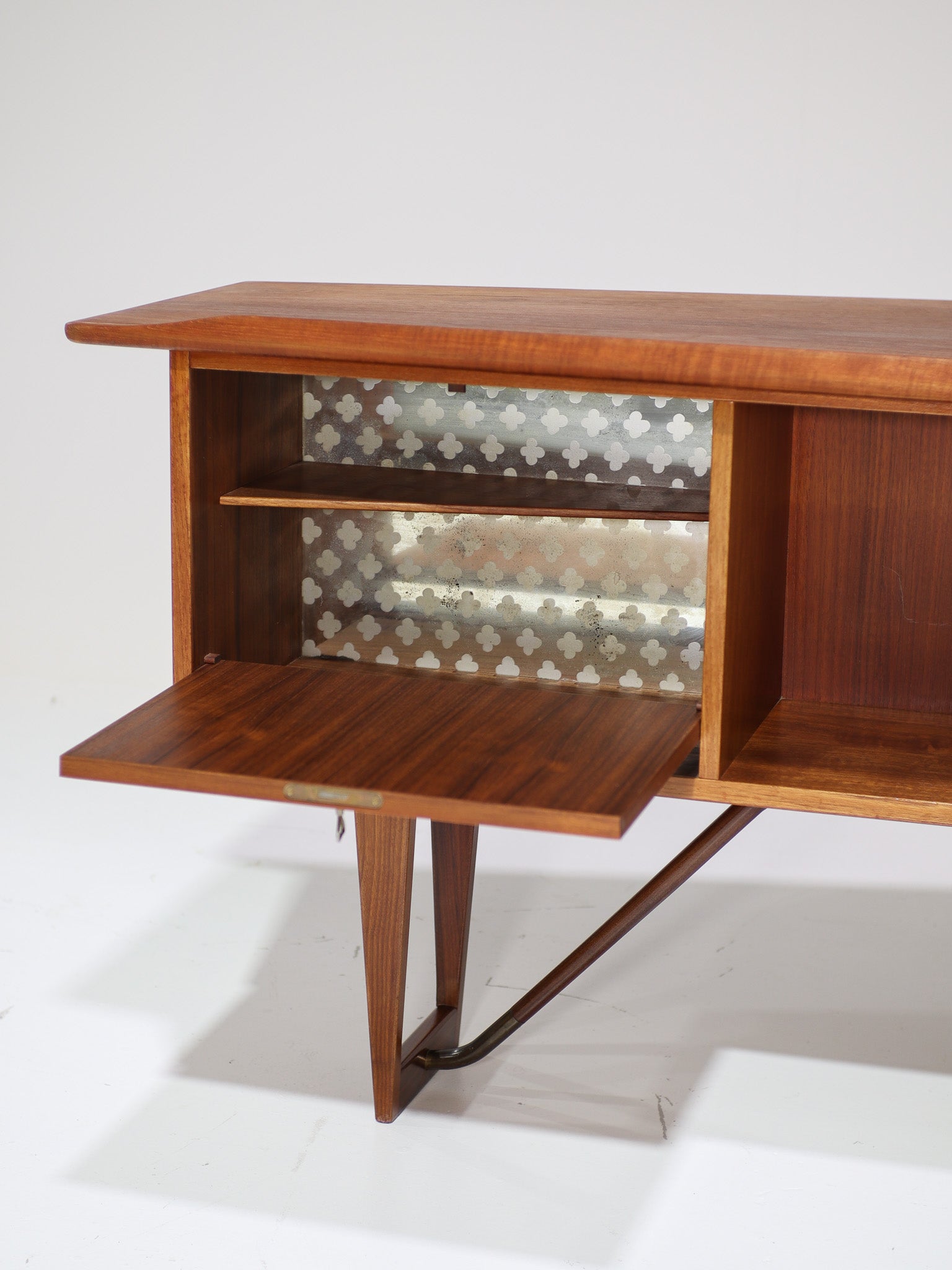 Boomerang_freestanding_desk_Peter_Løvig_Nilsen