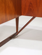 Boomerang_freestanding_desk_Peter_Løvig_Nilsen