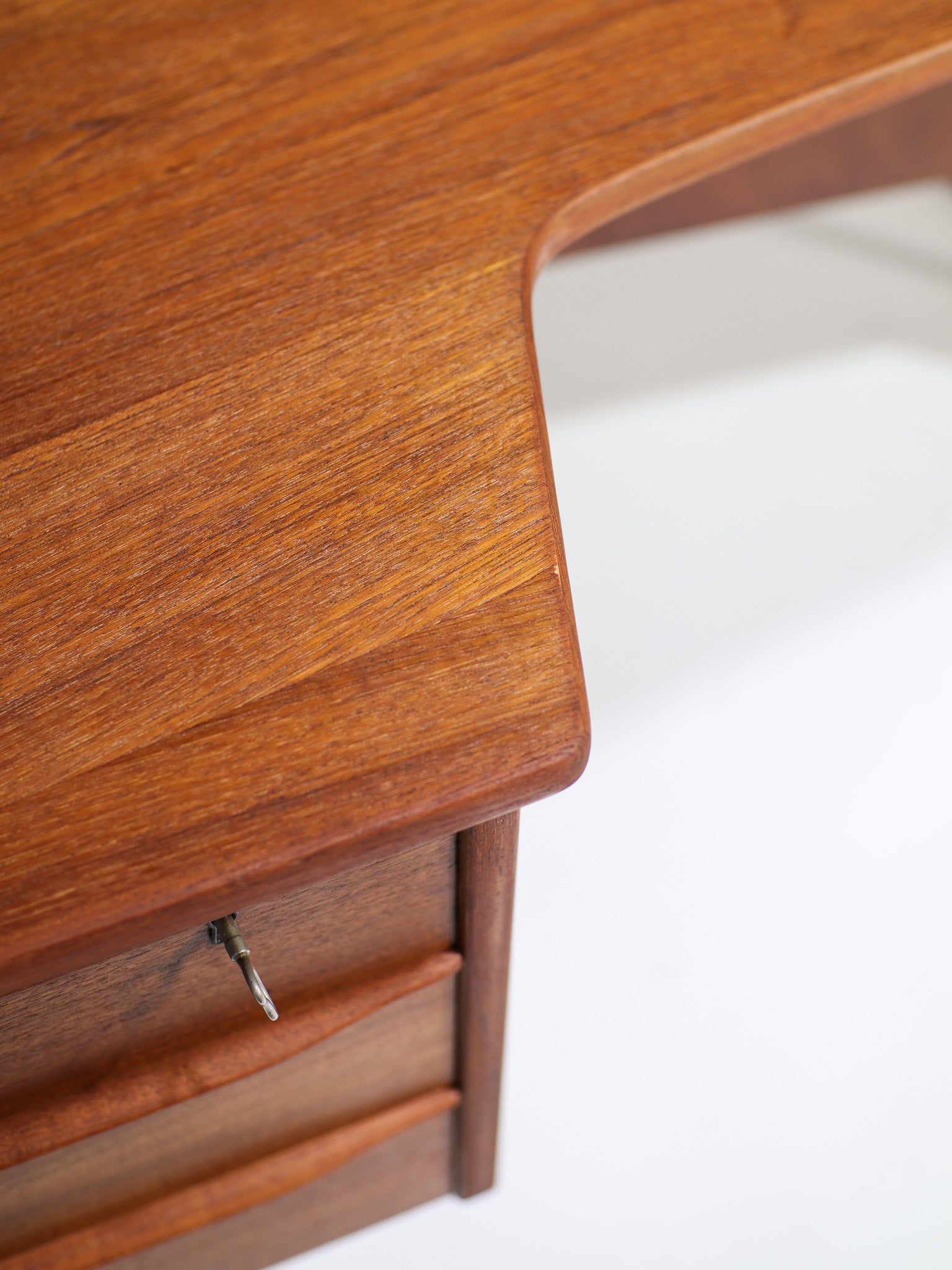 Boomerang_freestanding_desk_Peter_Løvig_Nilsen