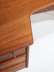 Boomerang_freestanding_desk_Peter_Løvig_Nilsen