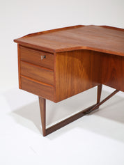 Boomerang_freestanding_desk_Peter_Løvig_Nilsen