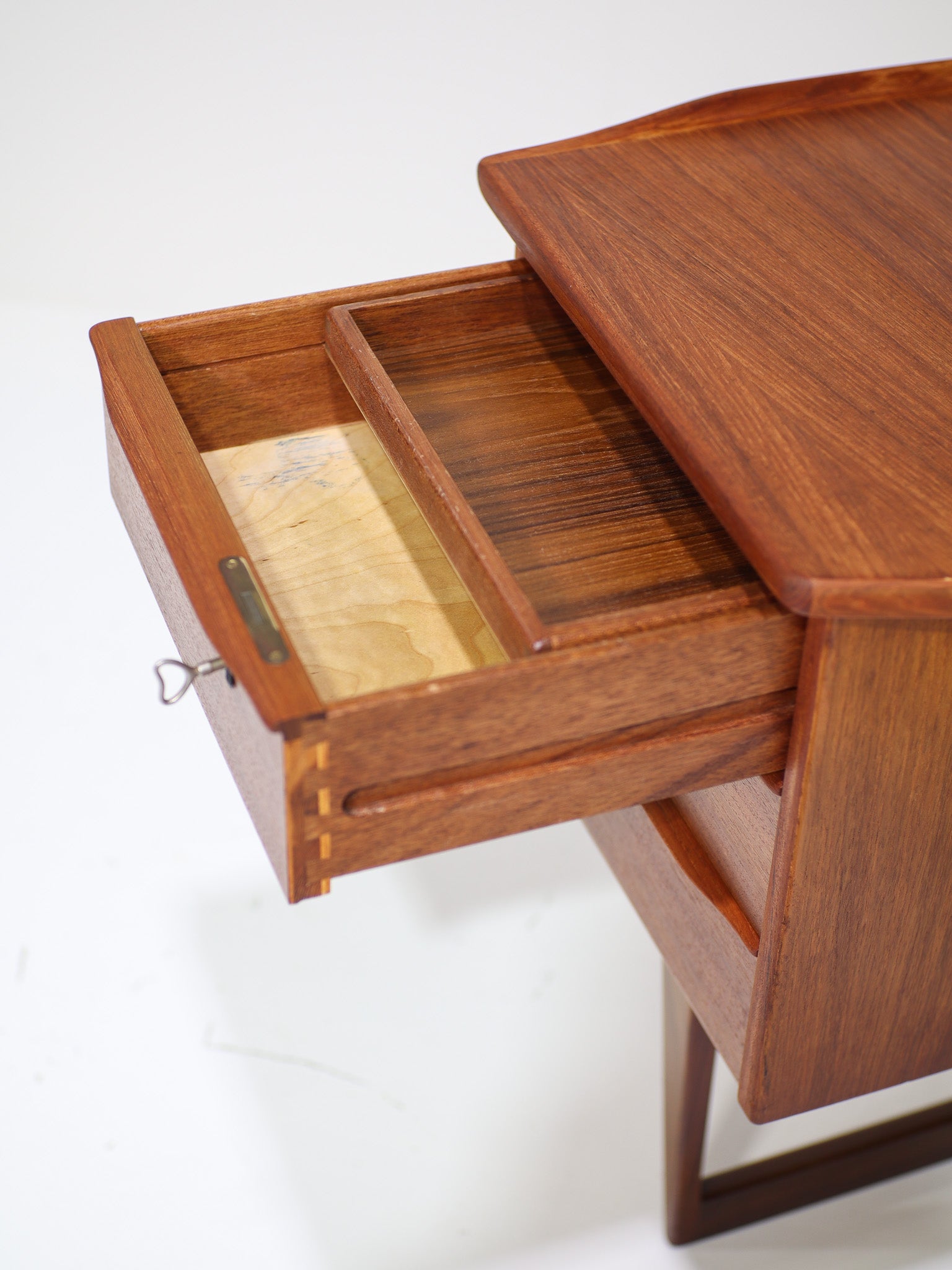 Boomerang_freestanding_desk_Peter_Løvig_Nilsen