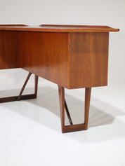 Boomerang_freestanding_desk_Peter_Løvig_Nilsen