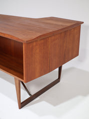 Boomerang_freestanding_desk_Peter_Løvig_Nilsen