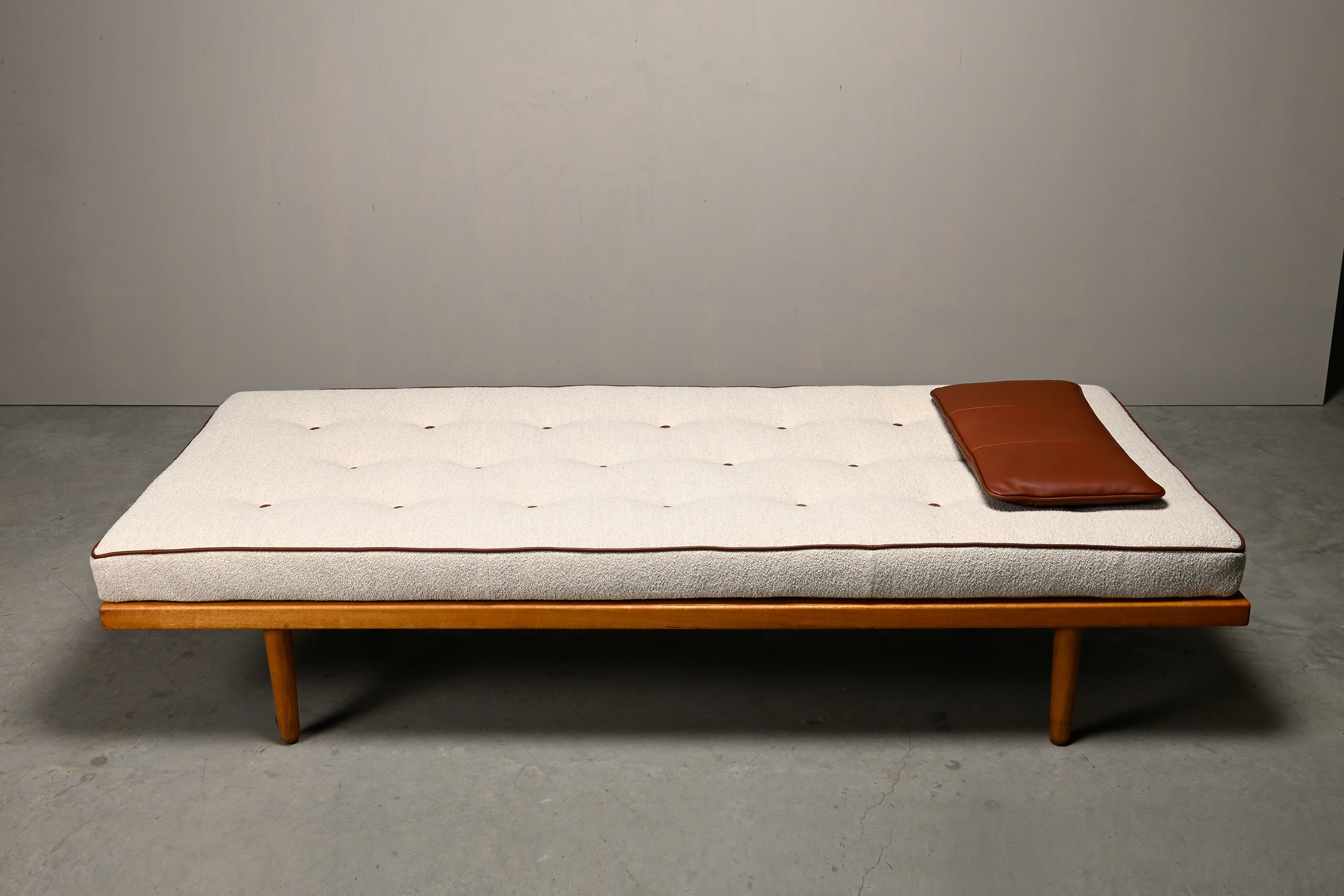 Model_190_Daybed_by_Børge_Mogensen_for_Fredericia_Stolefabrik,_1958,_Denmark