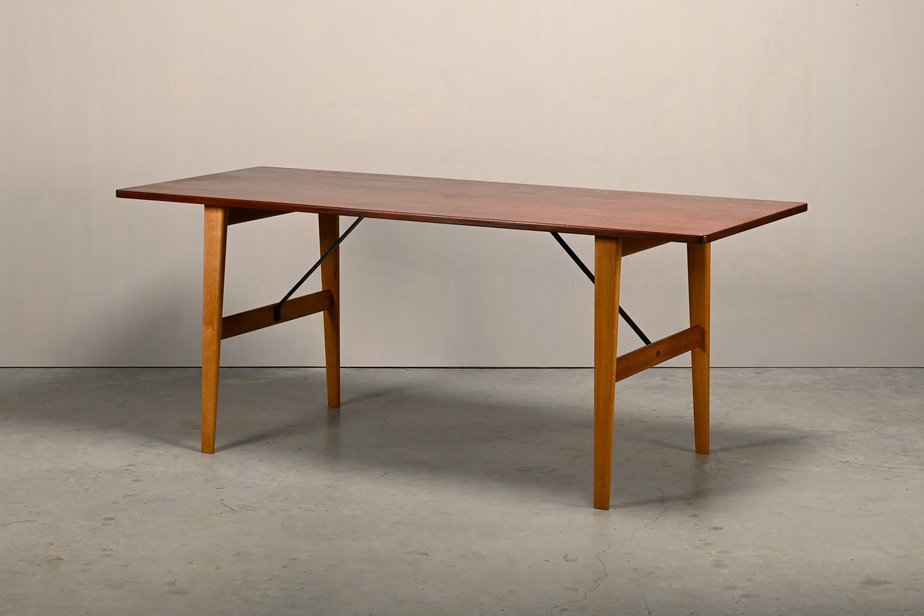 Børge_Mogensen_Hunting_Table_for_Søborg_Møbelfabrik_in_Oak_and_Teak,_Denmark,_1950s