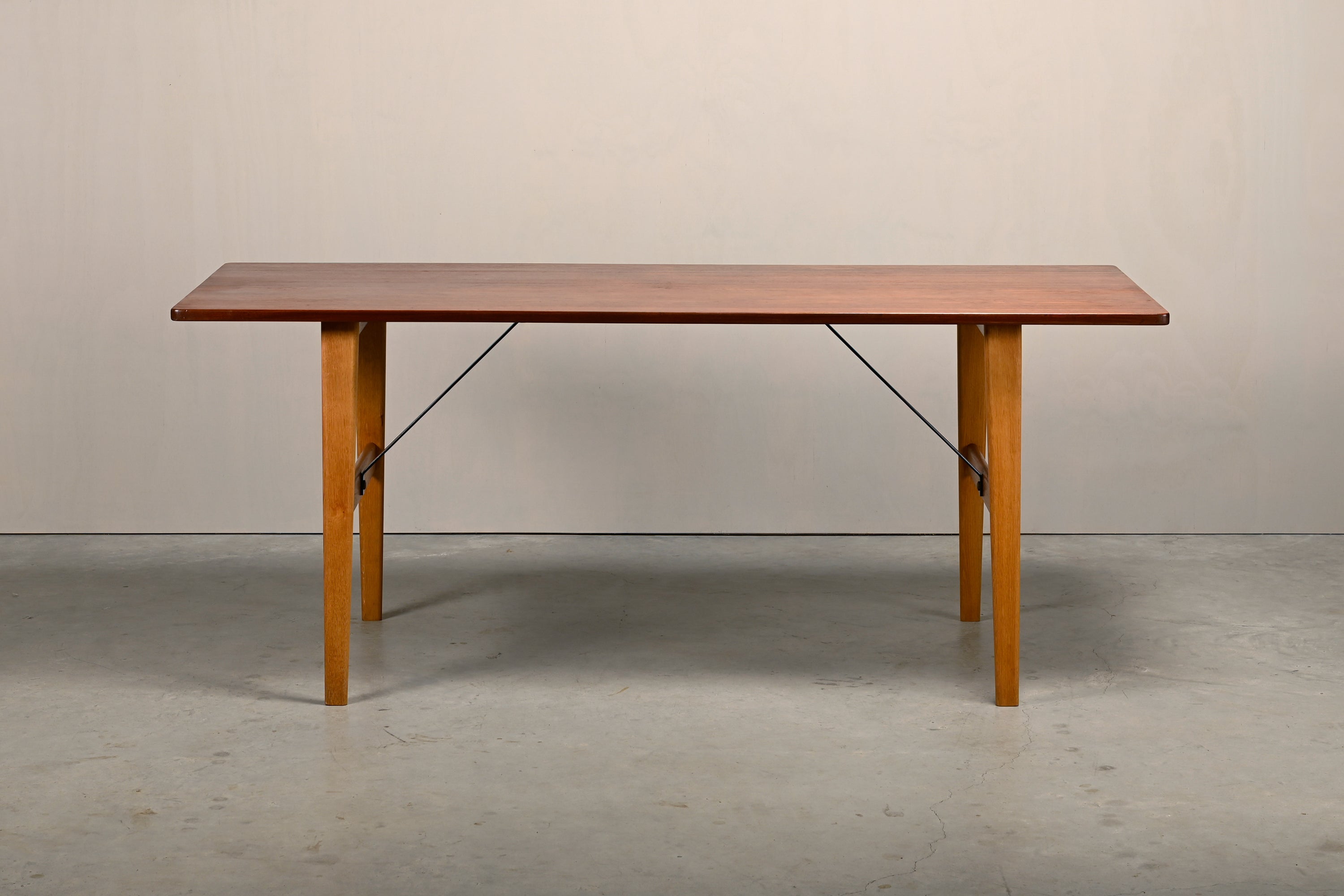 Børge_Mogensen_Hunting_Table_for_Søborg_Møbelfabrik_in_Oak_and_Teak,_Denmark,_1950s