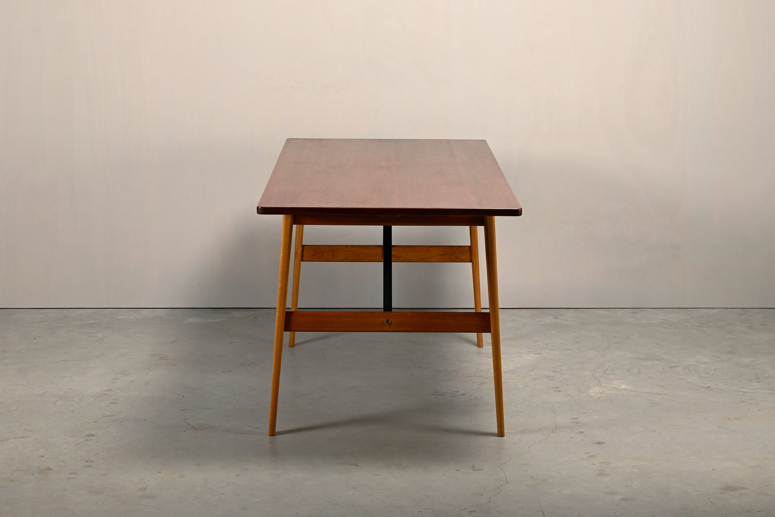 Børge_Mogensen_Hunting_Table_for_Søborg_Møbelfabrik_in_Oak_and_Teak,_Denmark,_1950s