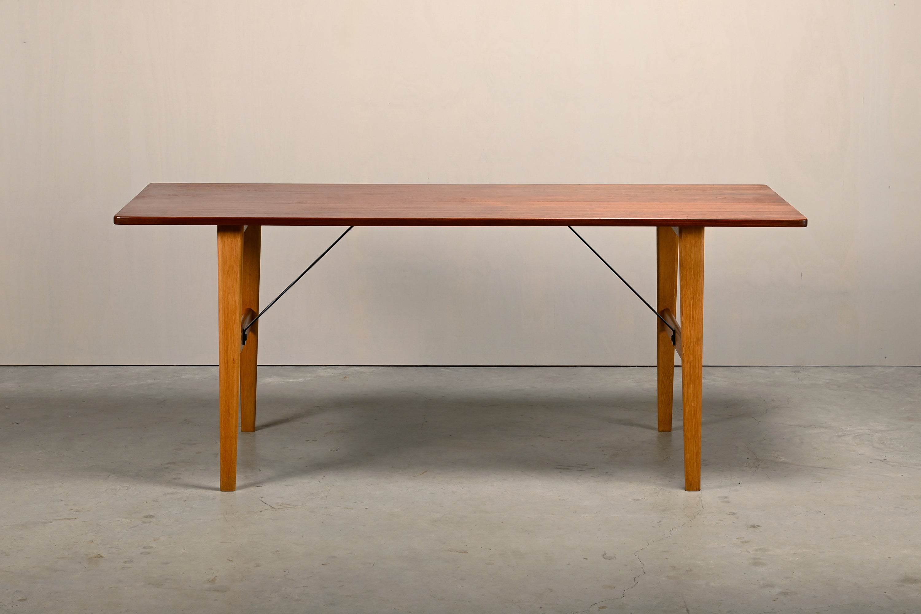 Børge_Mogensen_Hunting_Table_for_Søborg_Møbelfabrik_in_Oak_and_Teak,_Denmark,_1950s