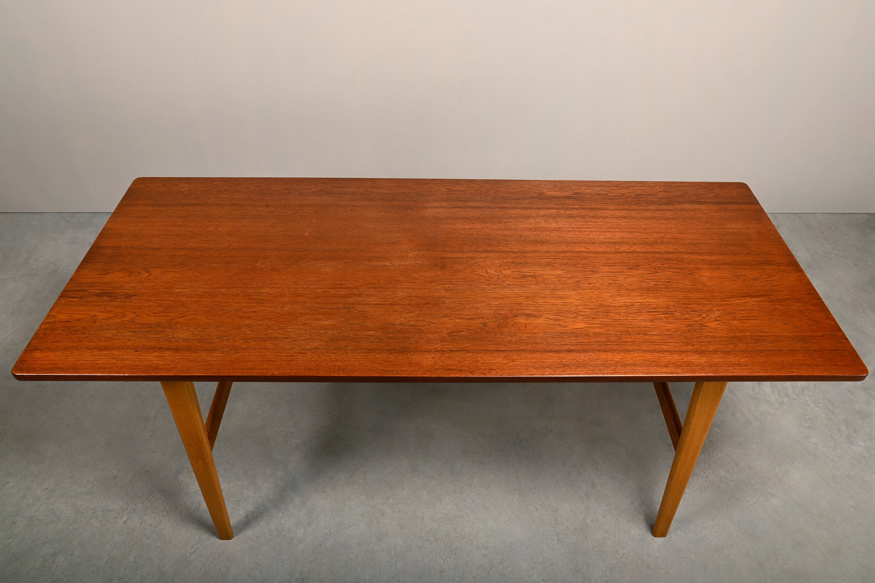 Børge_Mogensen_Hunting_Table_for_Søborg_Møbelfabrik_in_Oak_and_Teak,_Denmark,_1950s