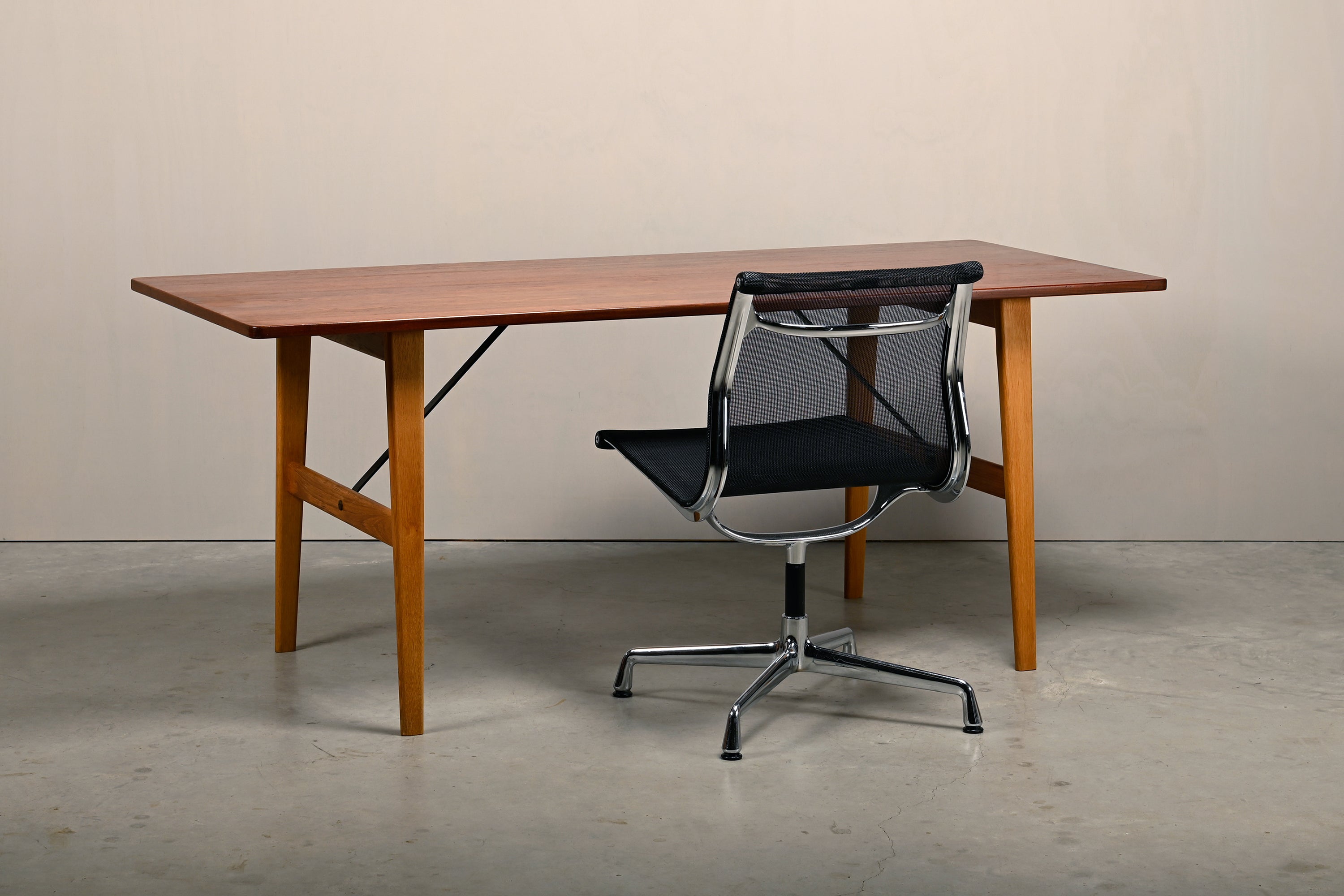 Børge_Mogensen_Hunting_Table_for_Søborg_Møbelfabrik_in_Oak_and_Teak,_Denmark,_1950s