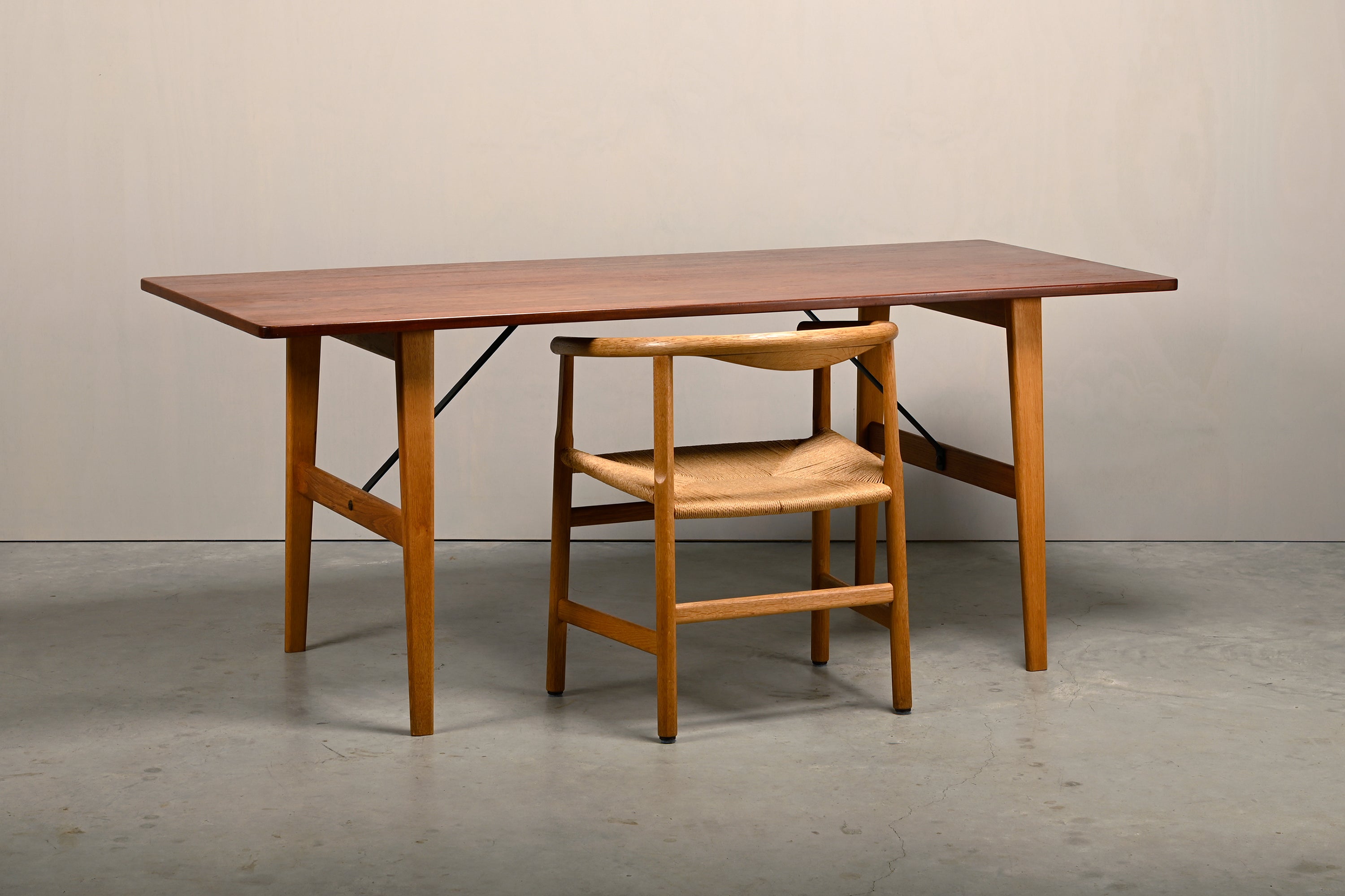 Børge_Mogensen_Hunting_Table_for_Søborg_Møbelfabrik_in_Oak_and_Teak,_Denmark,_1950s