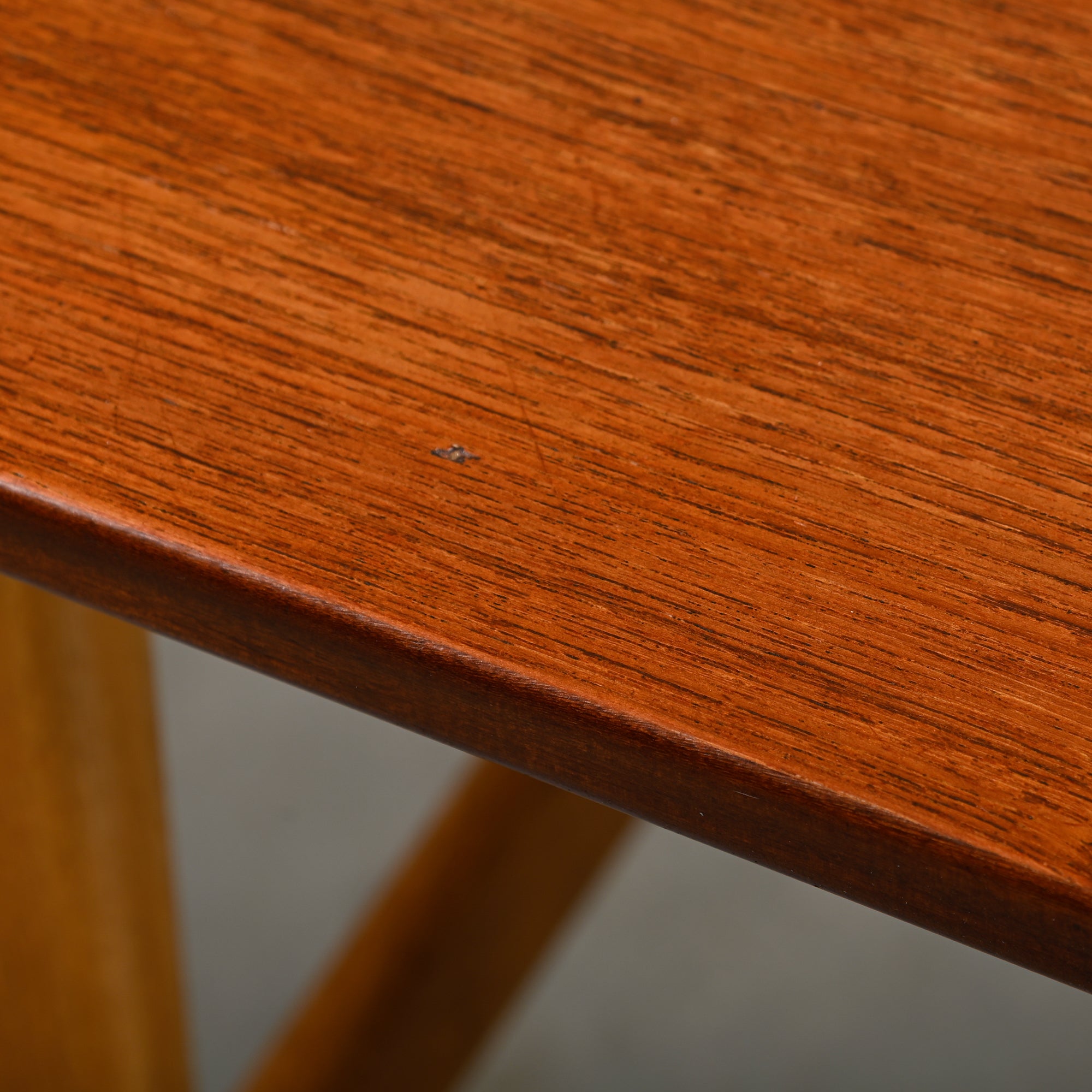 Børge_Mogensen_Hunting_Table_for_Søborg_Møbelfabrik_in_Oak_and_Teak,_Denmark,_1950s