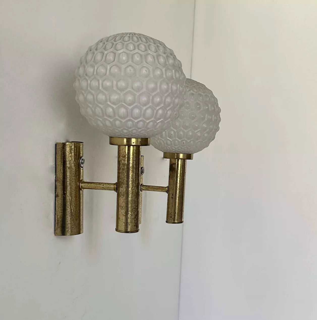 Brass_and_Opaline_Glass_Wall_Lamp,_Mid_Century_Modern,_Germany_1960s