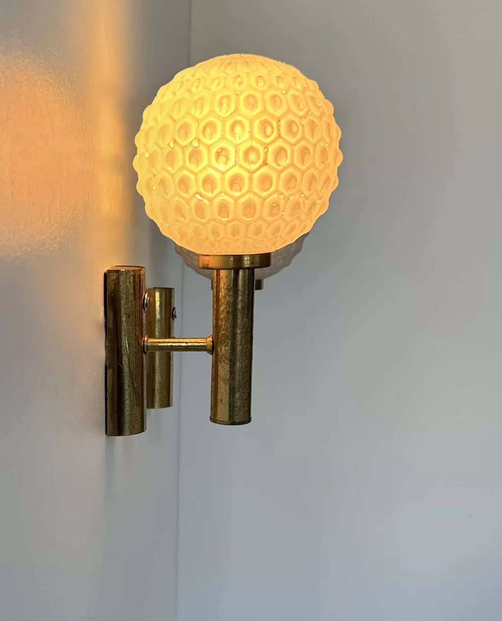 Brass_and_Opaline_Glass_Wall_Lamp,_Mid_Century_Modern,_Germany_1960s