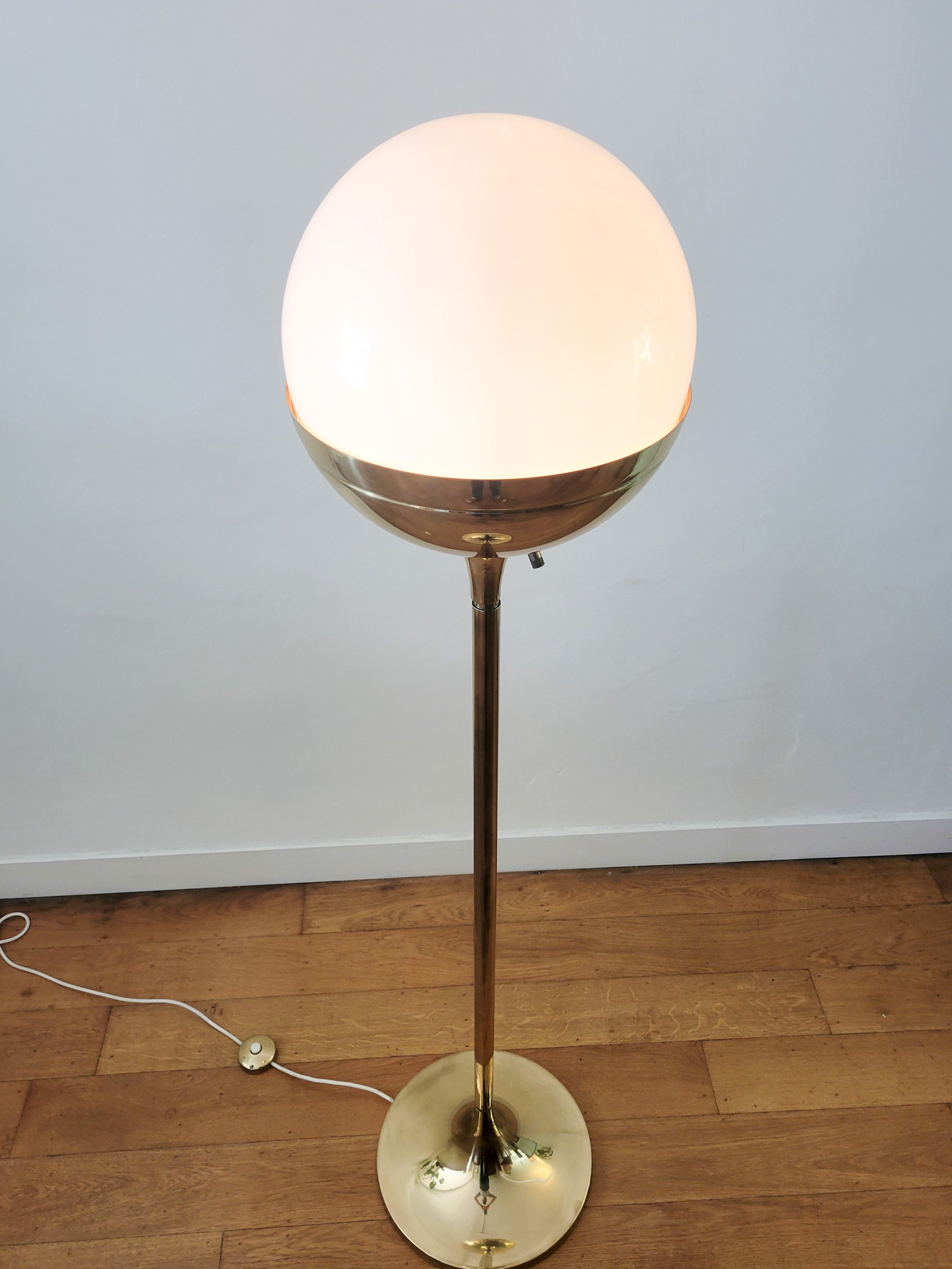 Brass_globe_floor_lamp_by_Vereinigte_Werkstätten,_1970s
