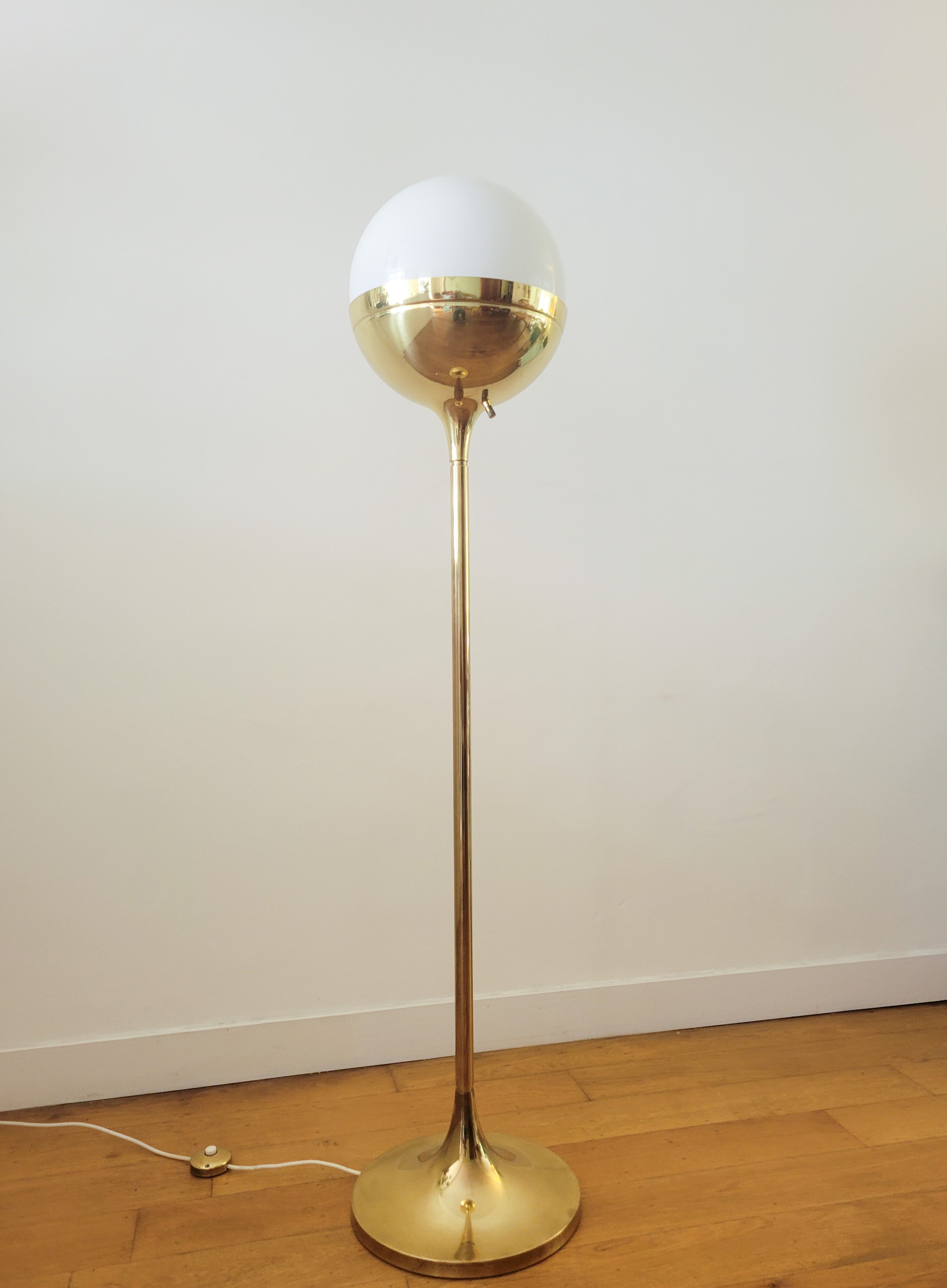 Brass_globe_floor_lamp_by_Vereinigte_Werkstätten,_1970s