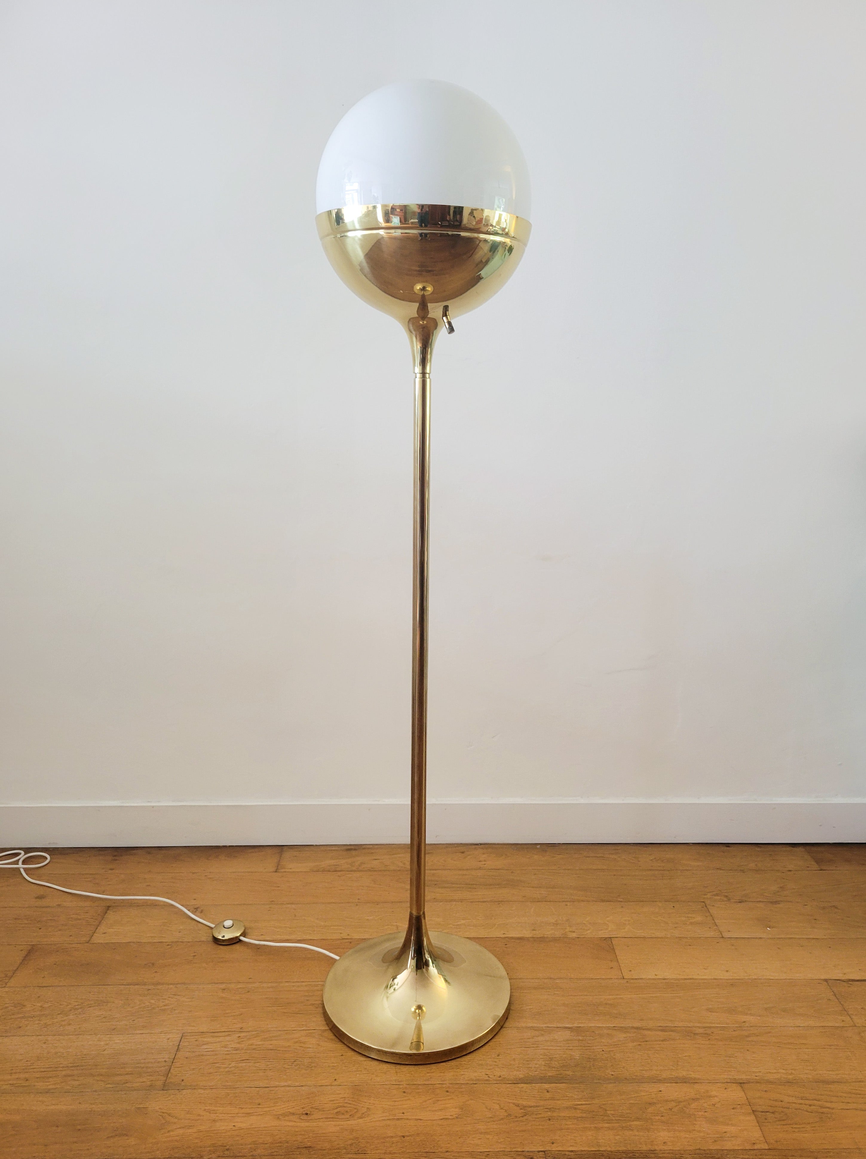 Brass_globe_floor_lamp_by_Vereinigte_Werkstätten,_1970s