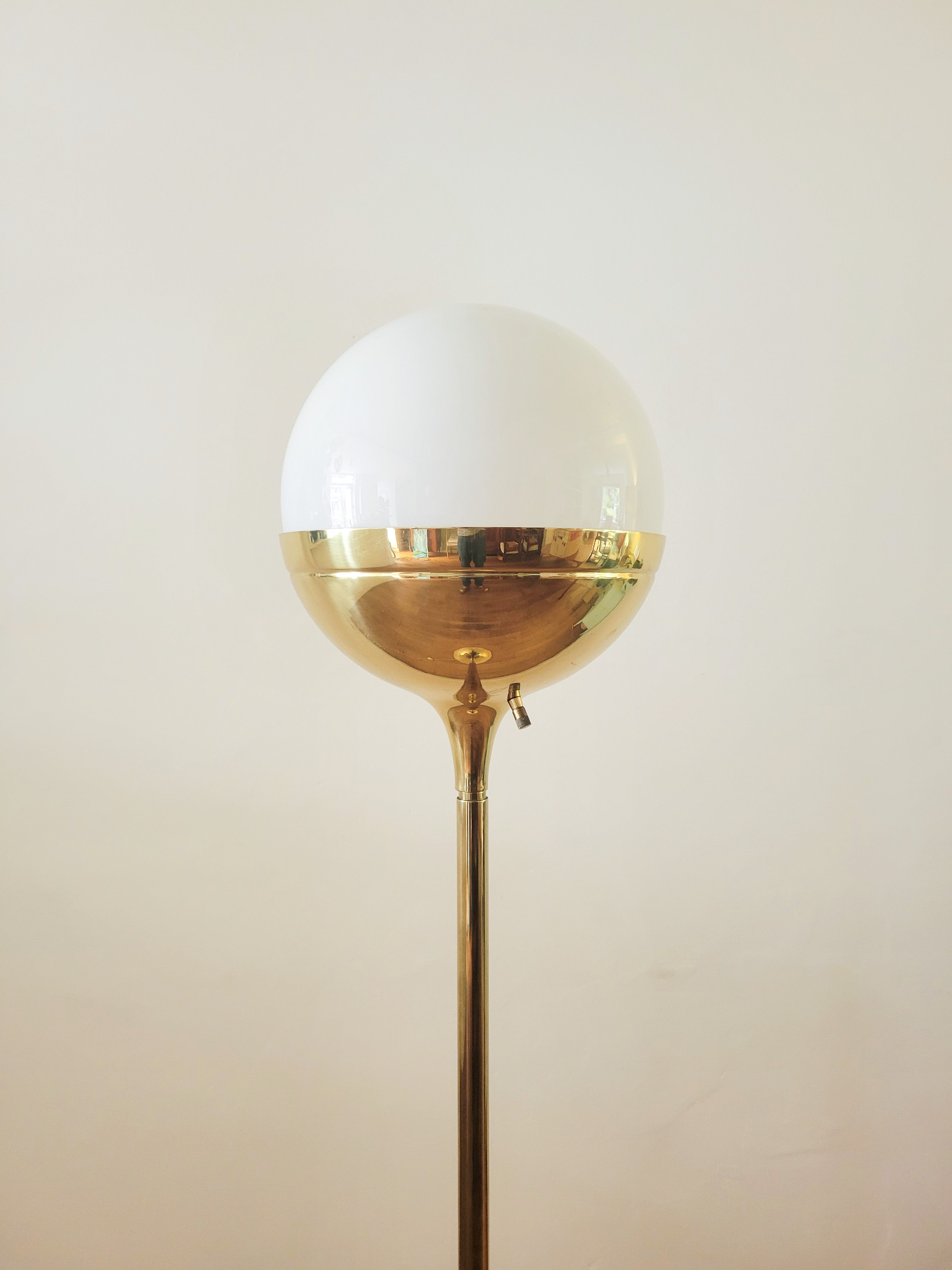 Brass_globe_floor_lamp_by_Vereinigte_Werkstätten,_1970s