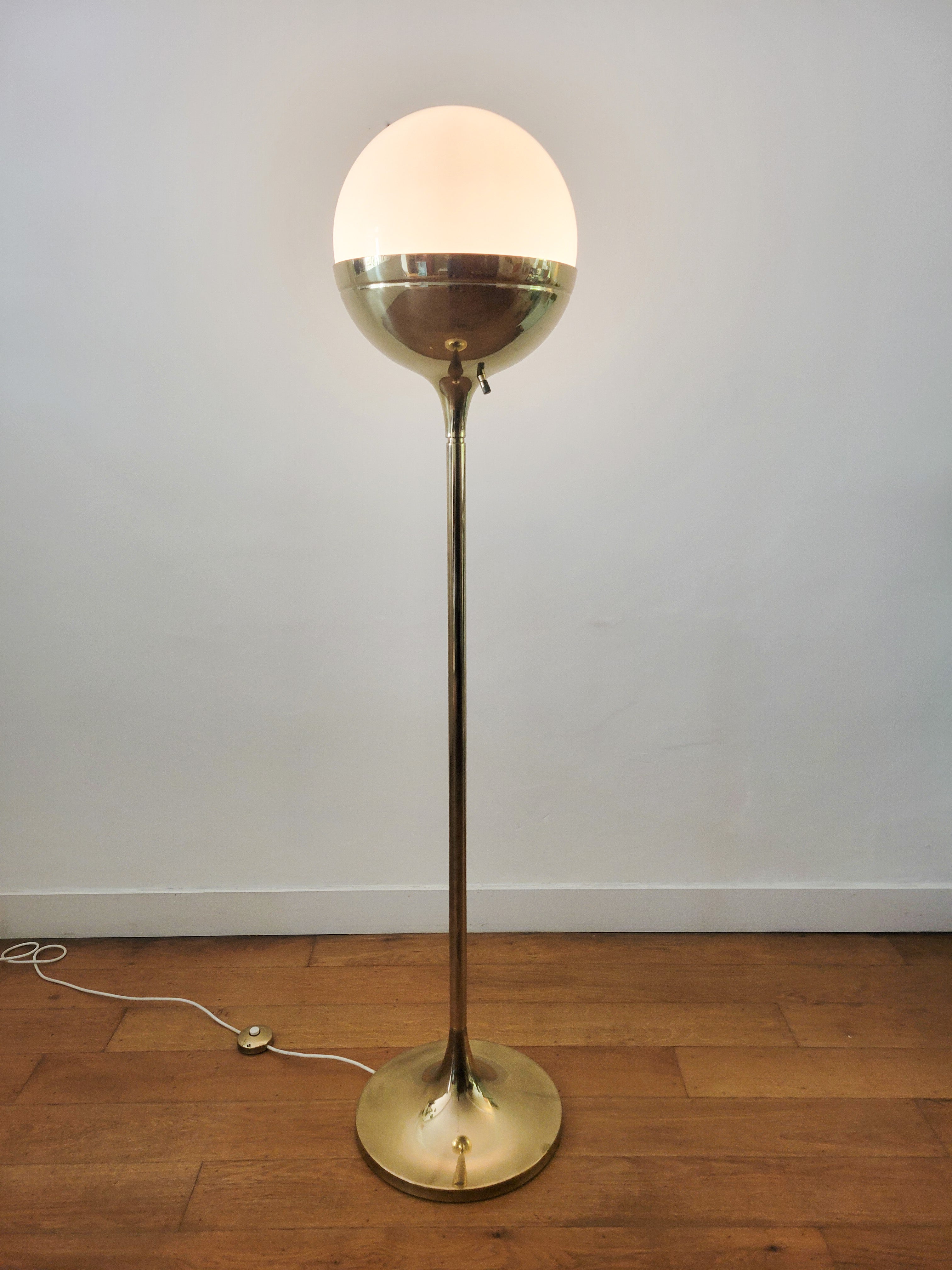 Brass_globe_floor_lamp_by_Vereinigte_Werkstätten,_1970s